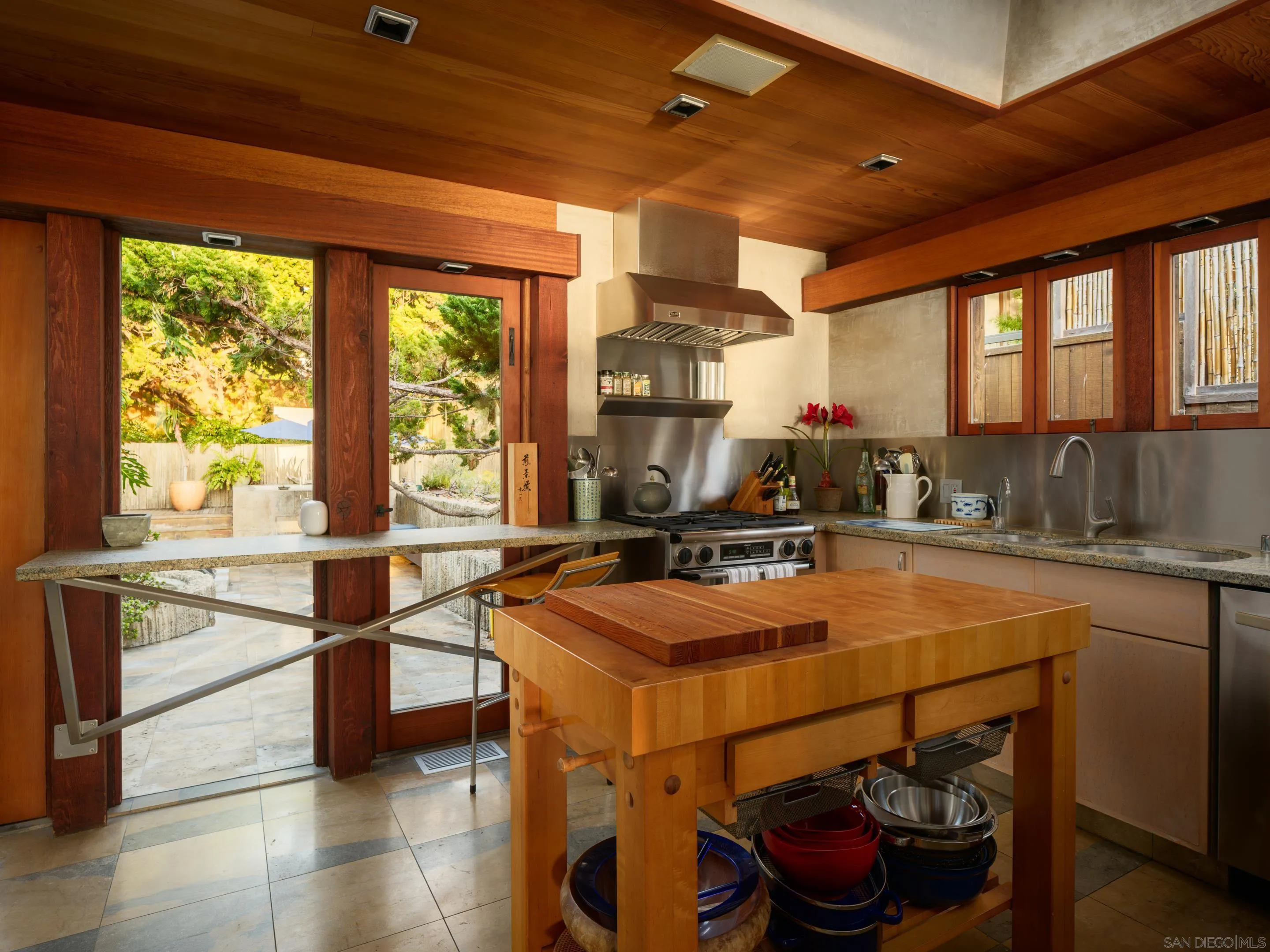 6621 Neptune Place, La Jolla, CA 92037