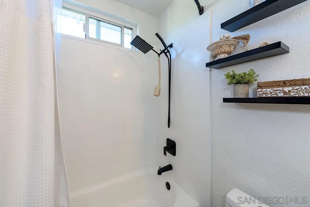 6026 Schuyler, San Diego, CA 92139 6026 Schuyler, San Diego, CA 92139