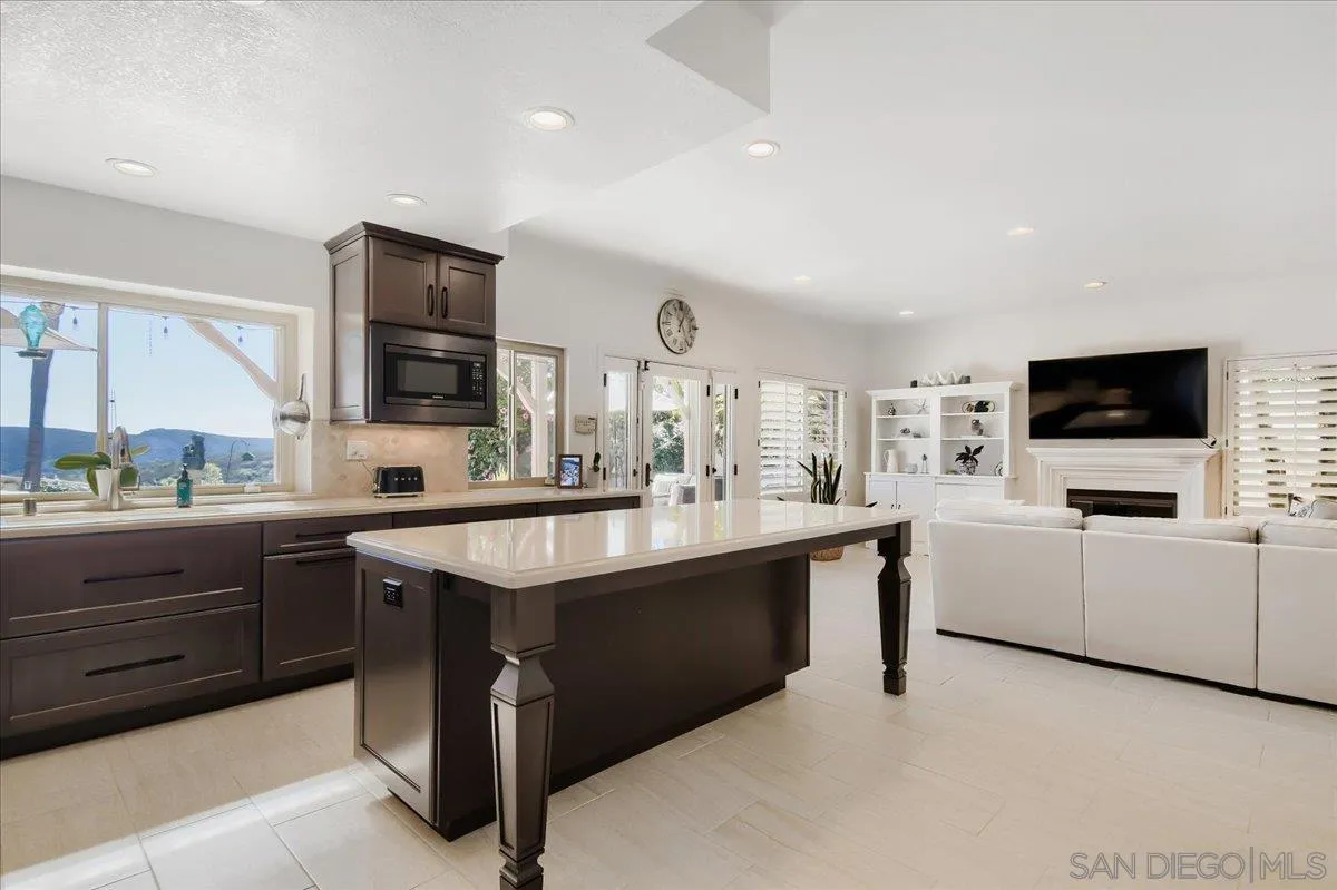 1919 Alderwood Cir, Vista, CA 92081