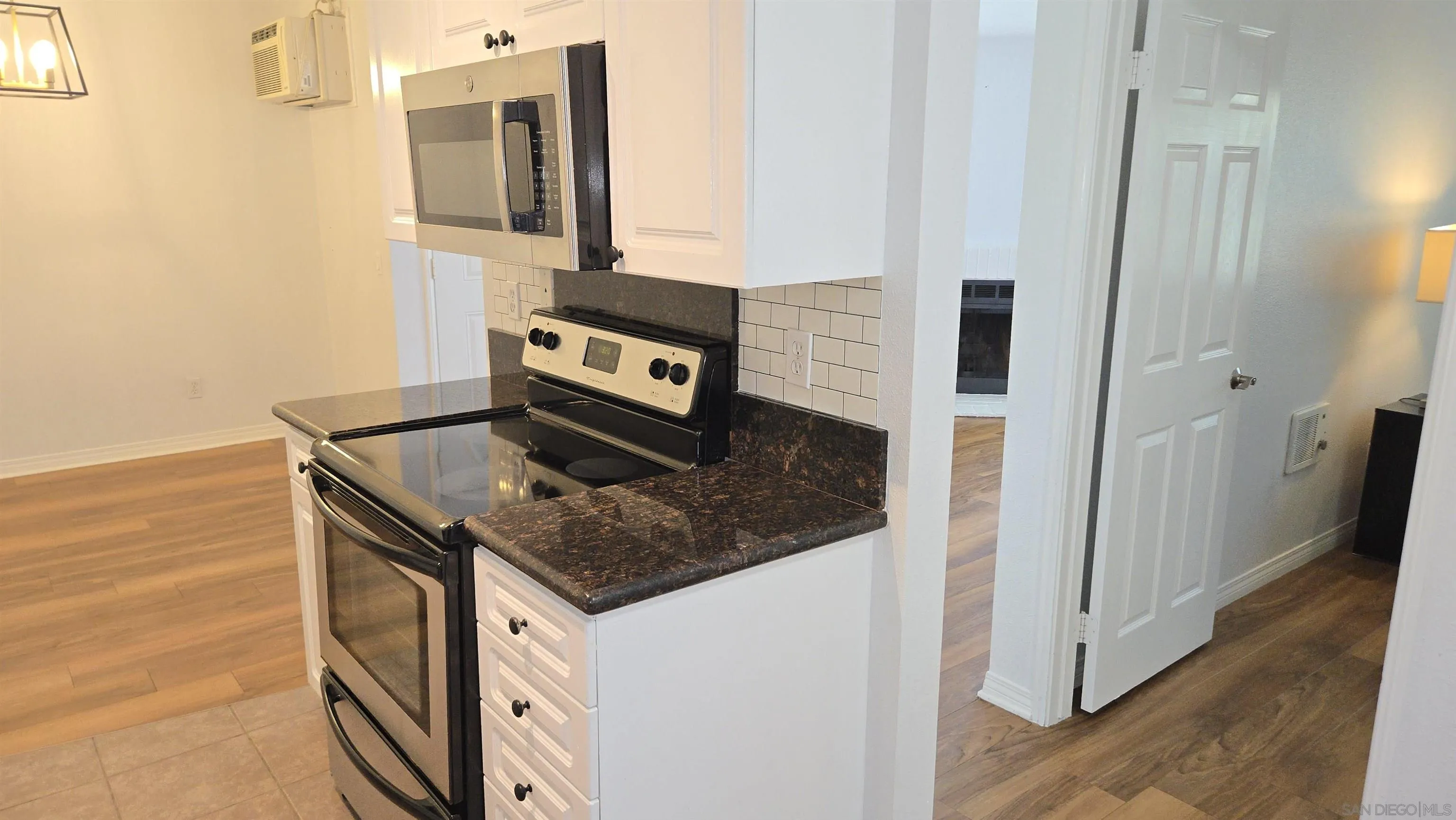 https://cdn.realtyfeed.com/cdn/127/260025791/9b547d3f33624a9e7a9bc697080da413.webp