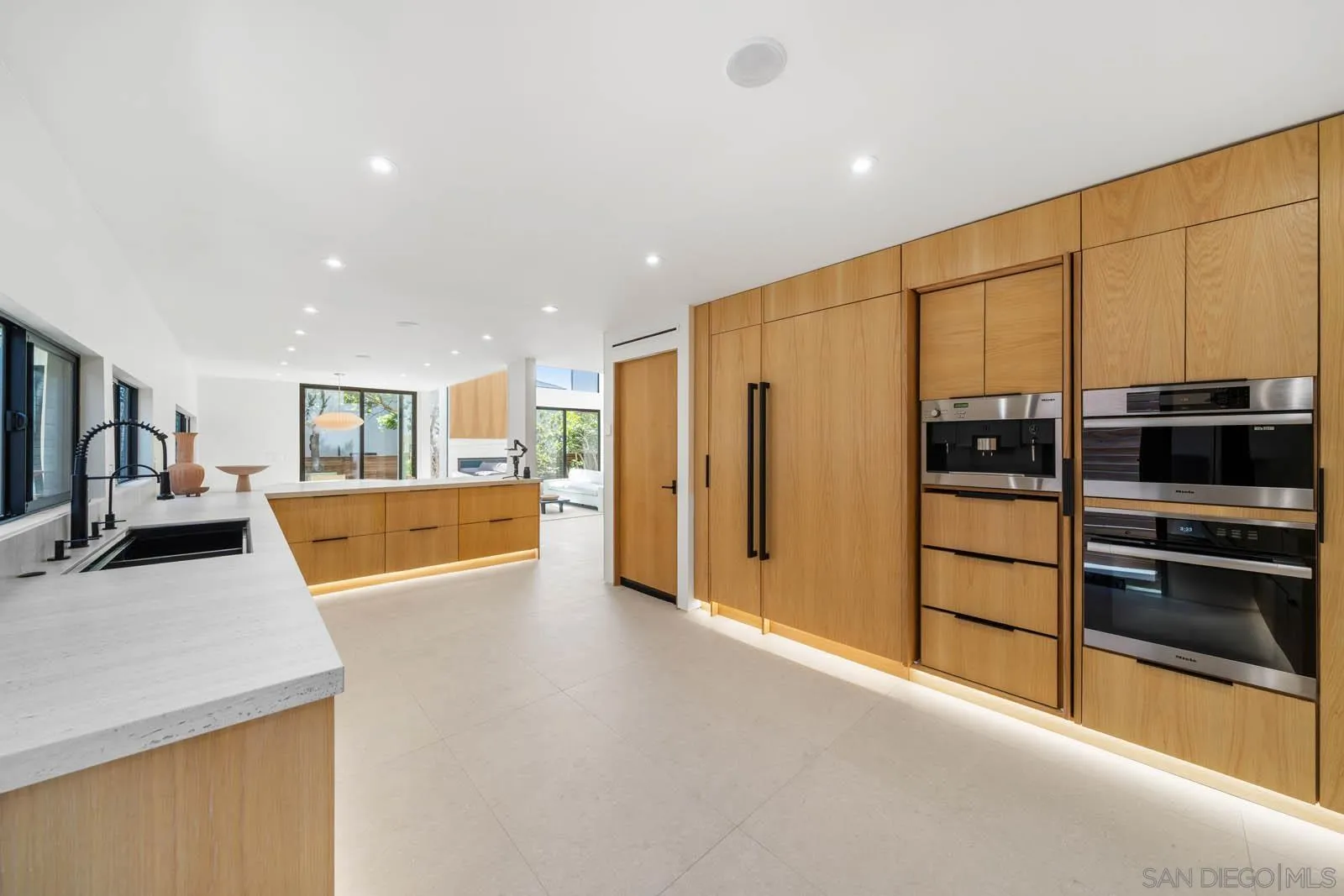 7376 Fay Ave, La Jolla, CA 92037