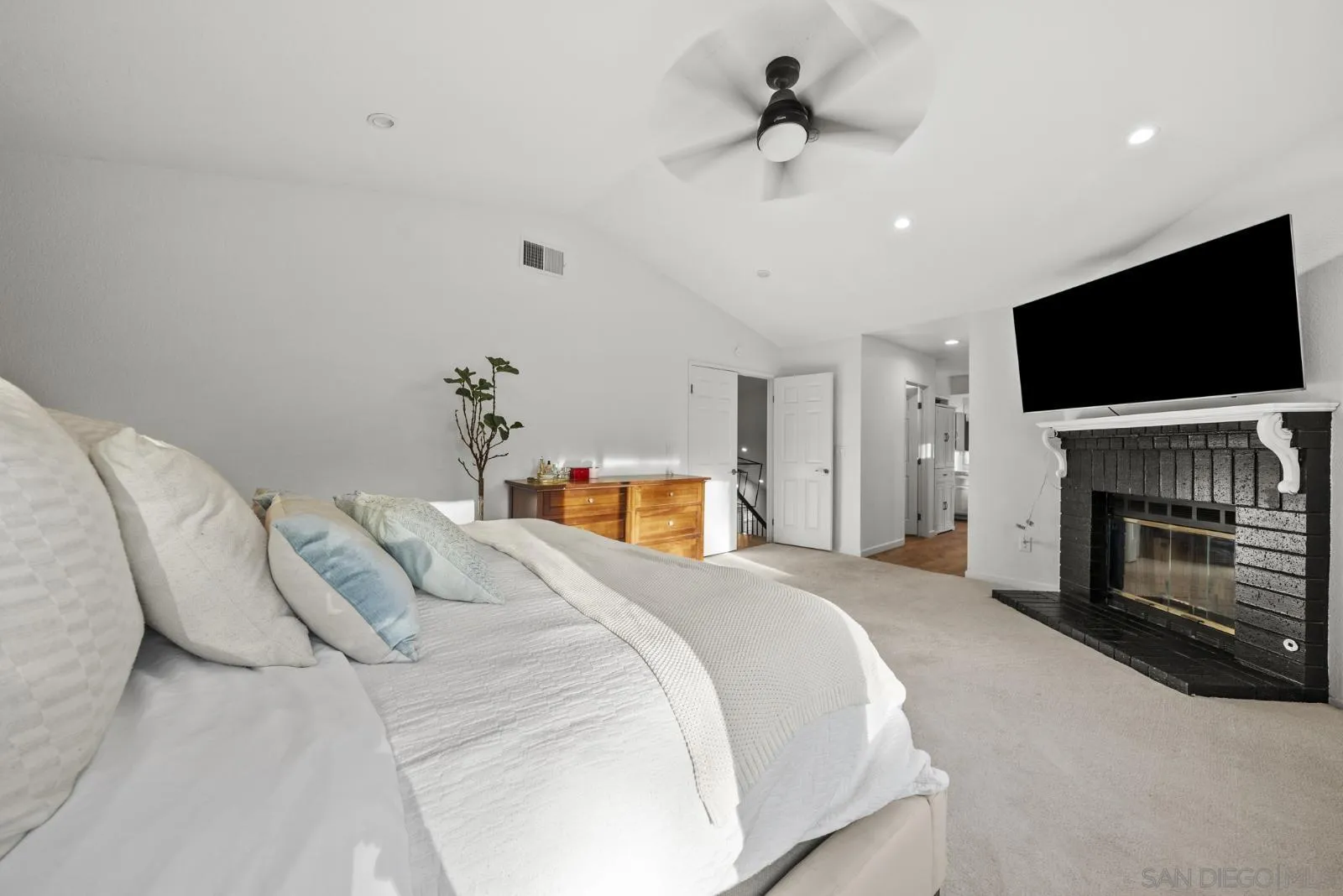 1109 Sundale, El Cajon, CA 92019 1109 Sundale, El Cajon, CA 92019