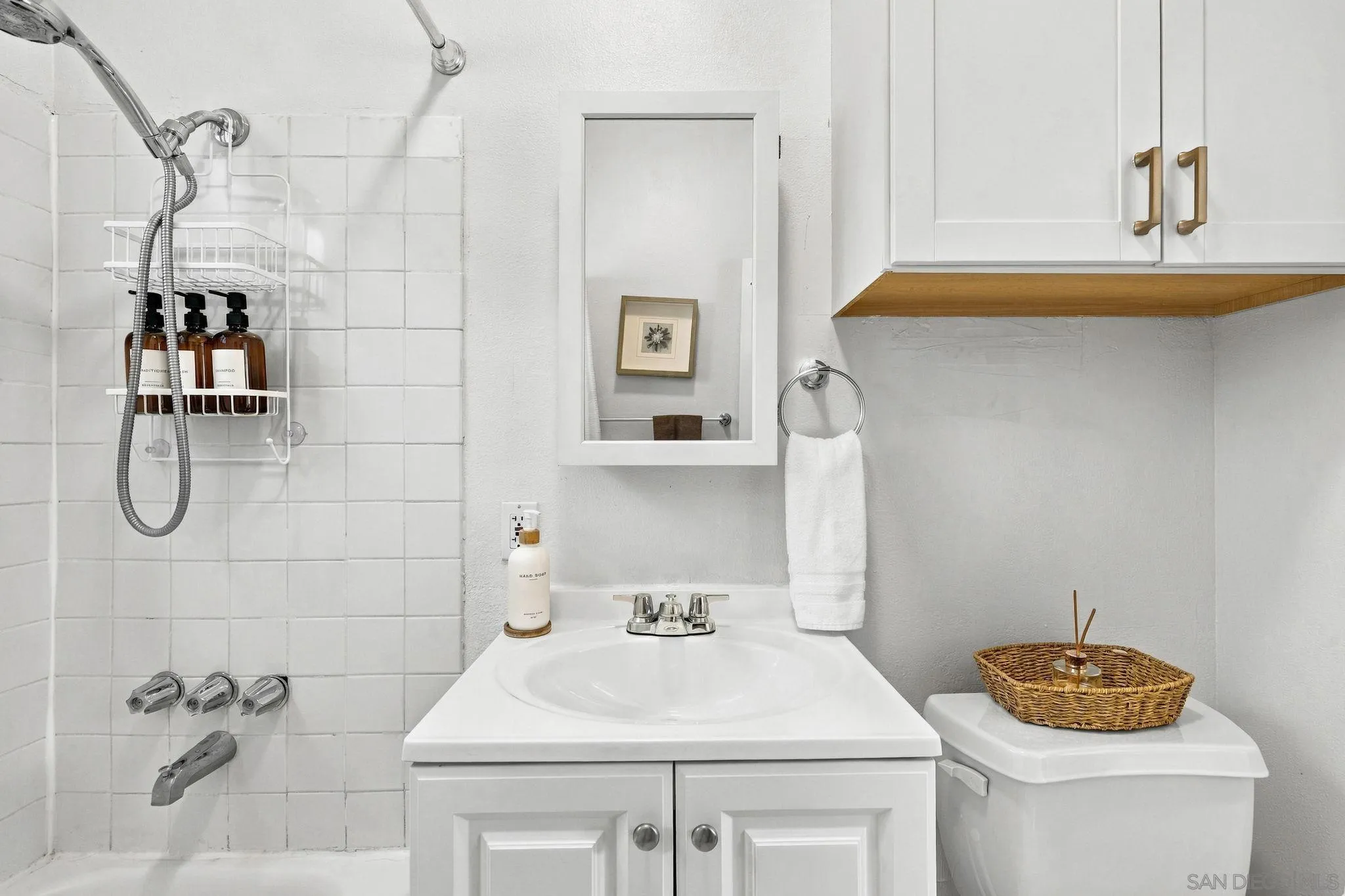 7444-7446 Draper Ave, La Jolla, CA 92037 Bathroom