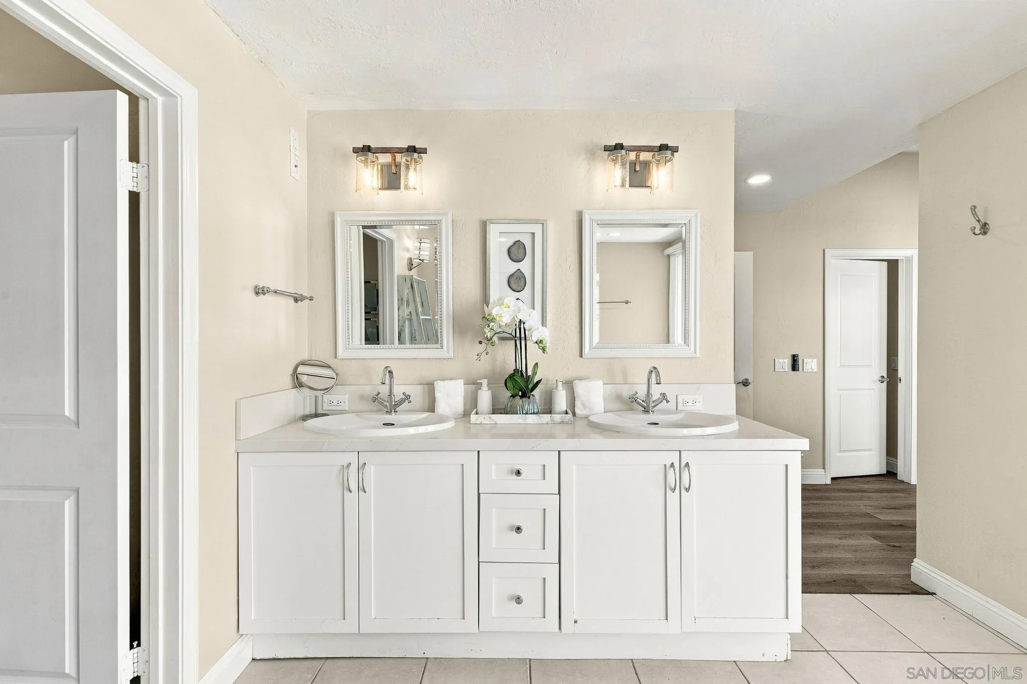 7444-7446 Draper Ave, La Jolla, CA 92037 Primary Bath/Spa