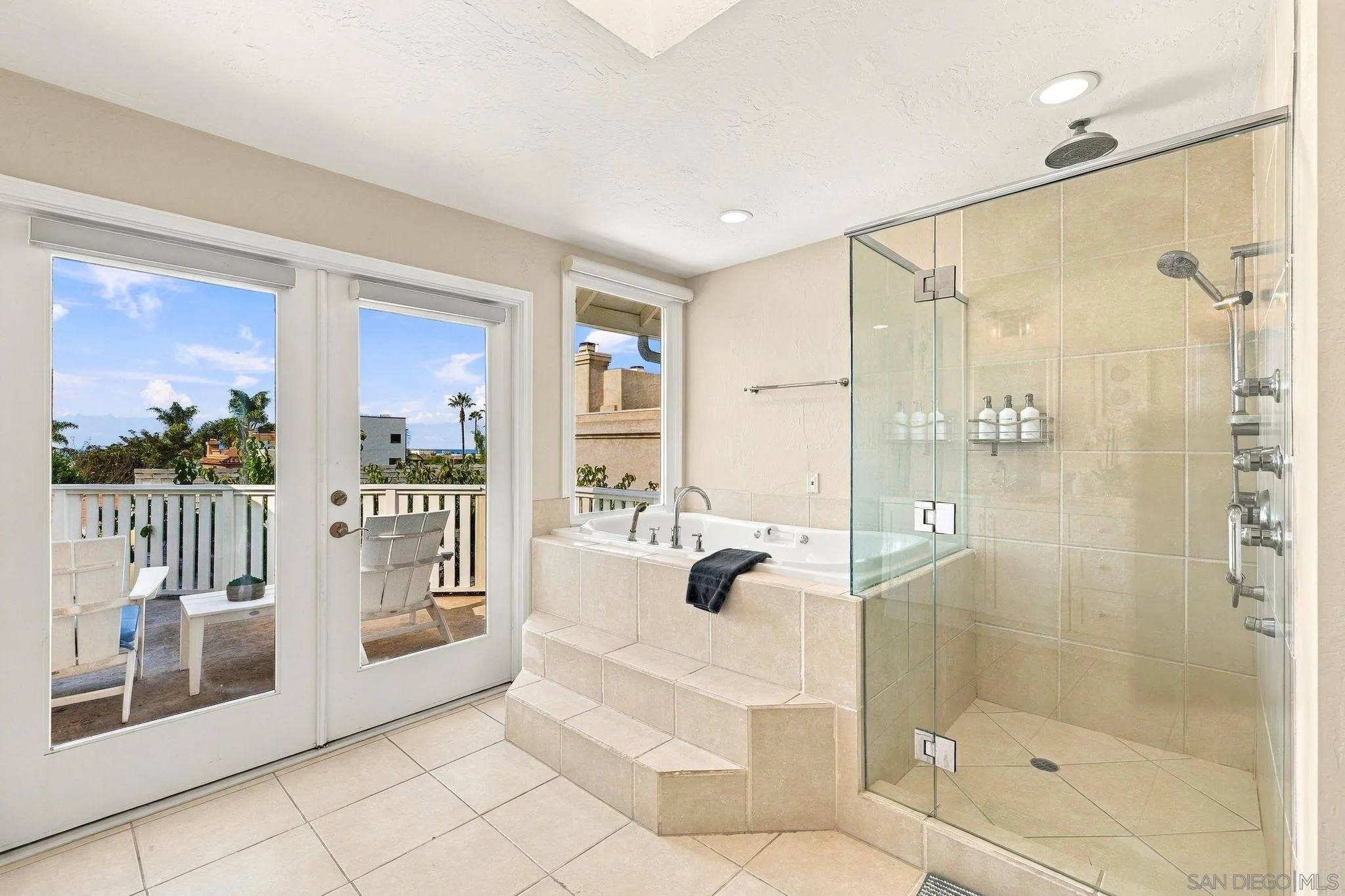 7444-7446 Draper Ave, La Jolla, CA 92037 Primary Bath/Spa
