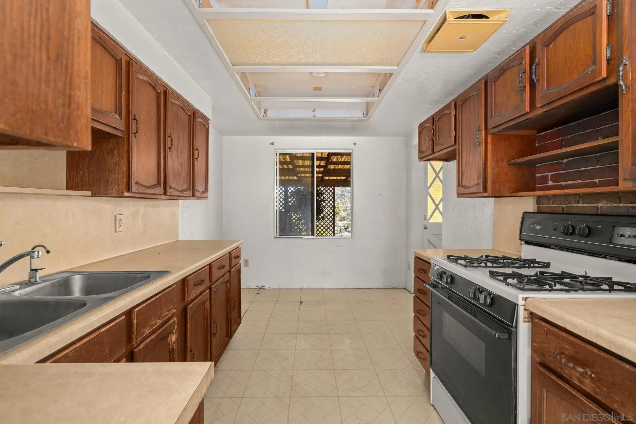 https://cdn.realtyfeed.com/cdn/127/260025880/b881d7d04c611ecff0583080bd4e7d01.webp