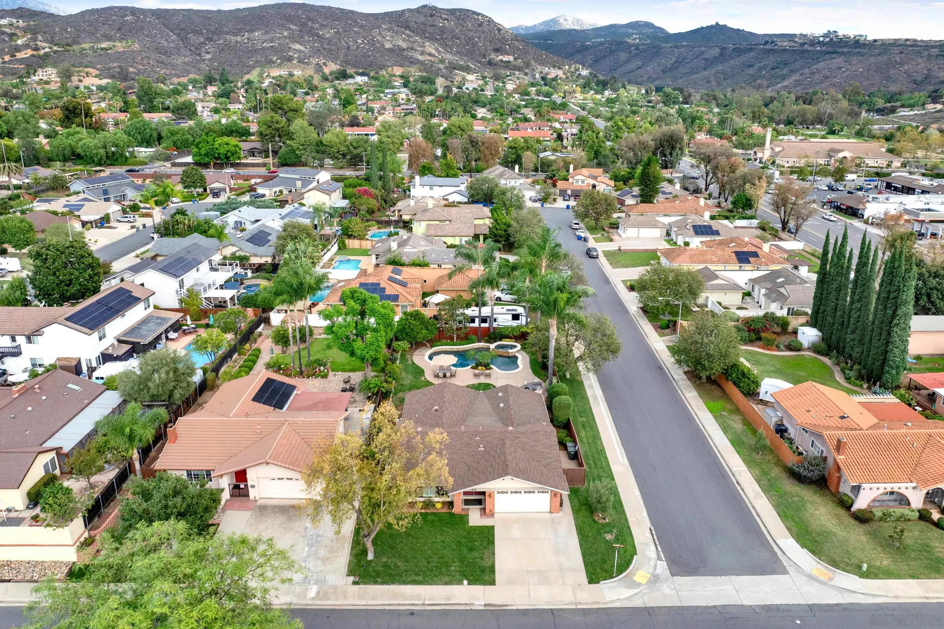 https://cdn.realtyfeed.com/cdn/127/260025913/86072f7d92cf0538dd7204280d5ac129.webp