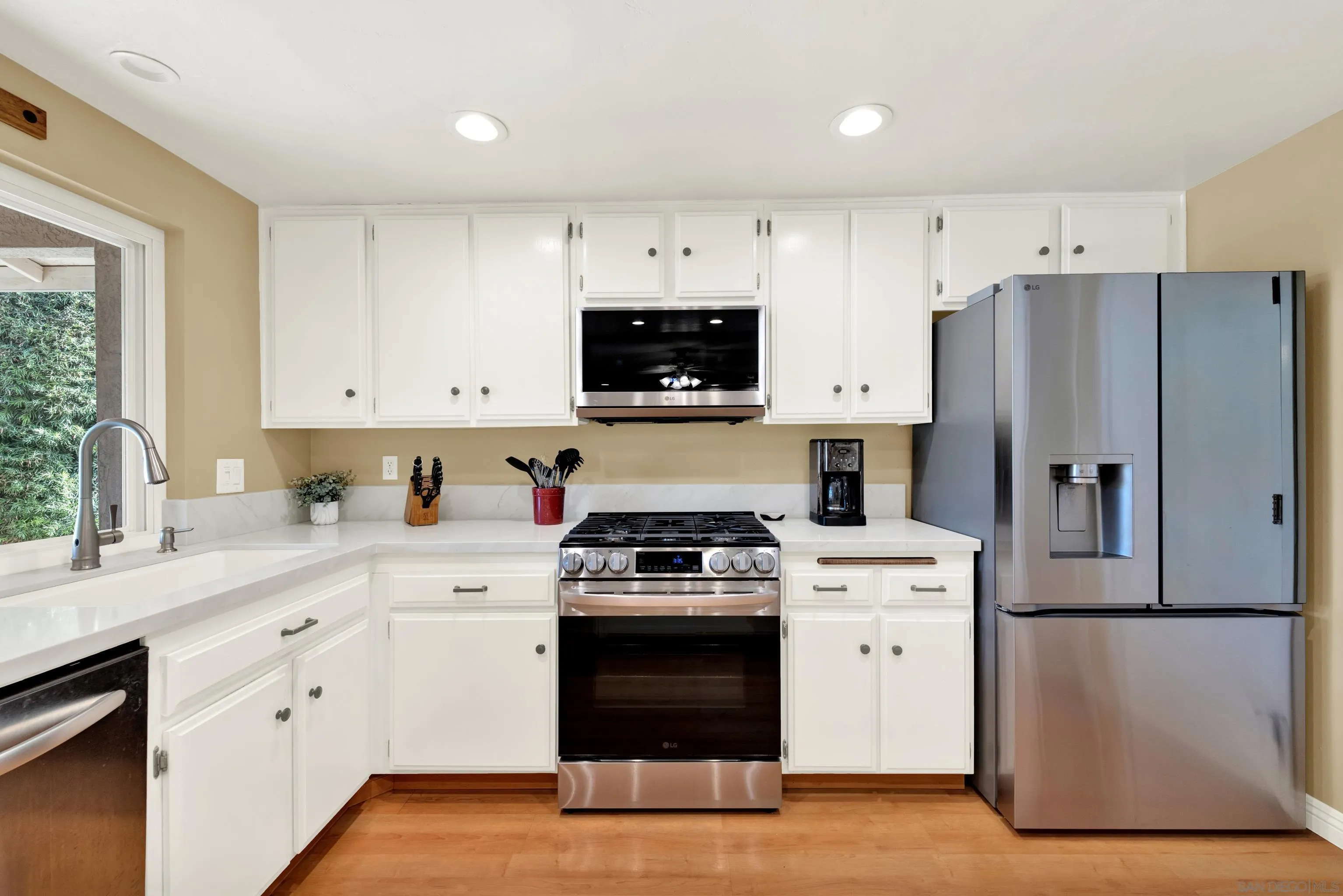 https://cdn.realtyfeed.com/cdn/127/260025913/ab071fbb5cac9443b70fdad0ada3548d.webp