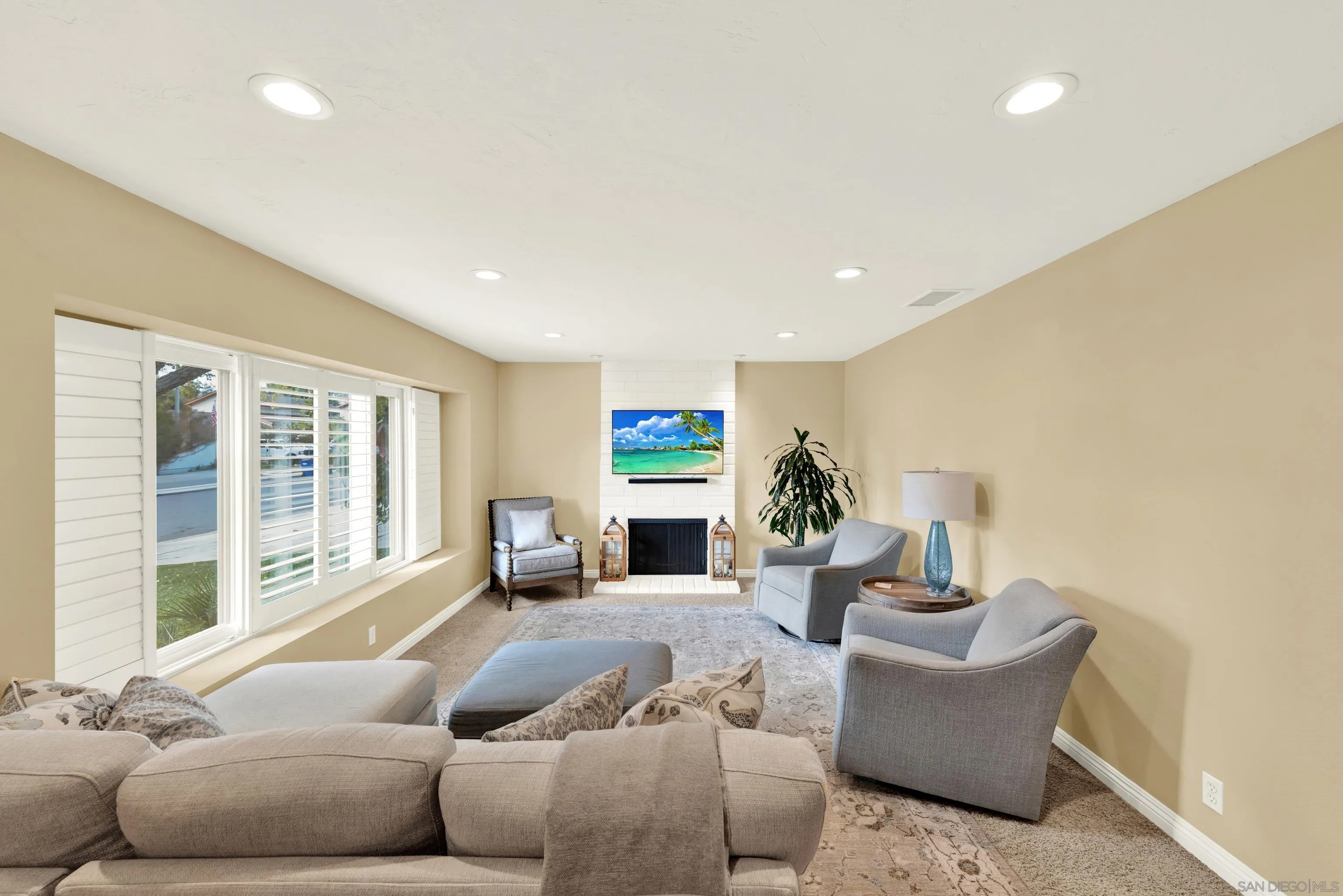 https://cdn.realtyfeed.com/cdn/127/260025913/b3008b3f33c67b88af30942eeb7aa2d0.webp