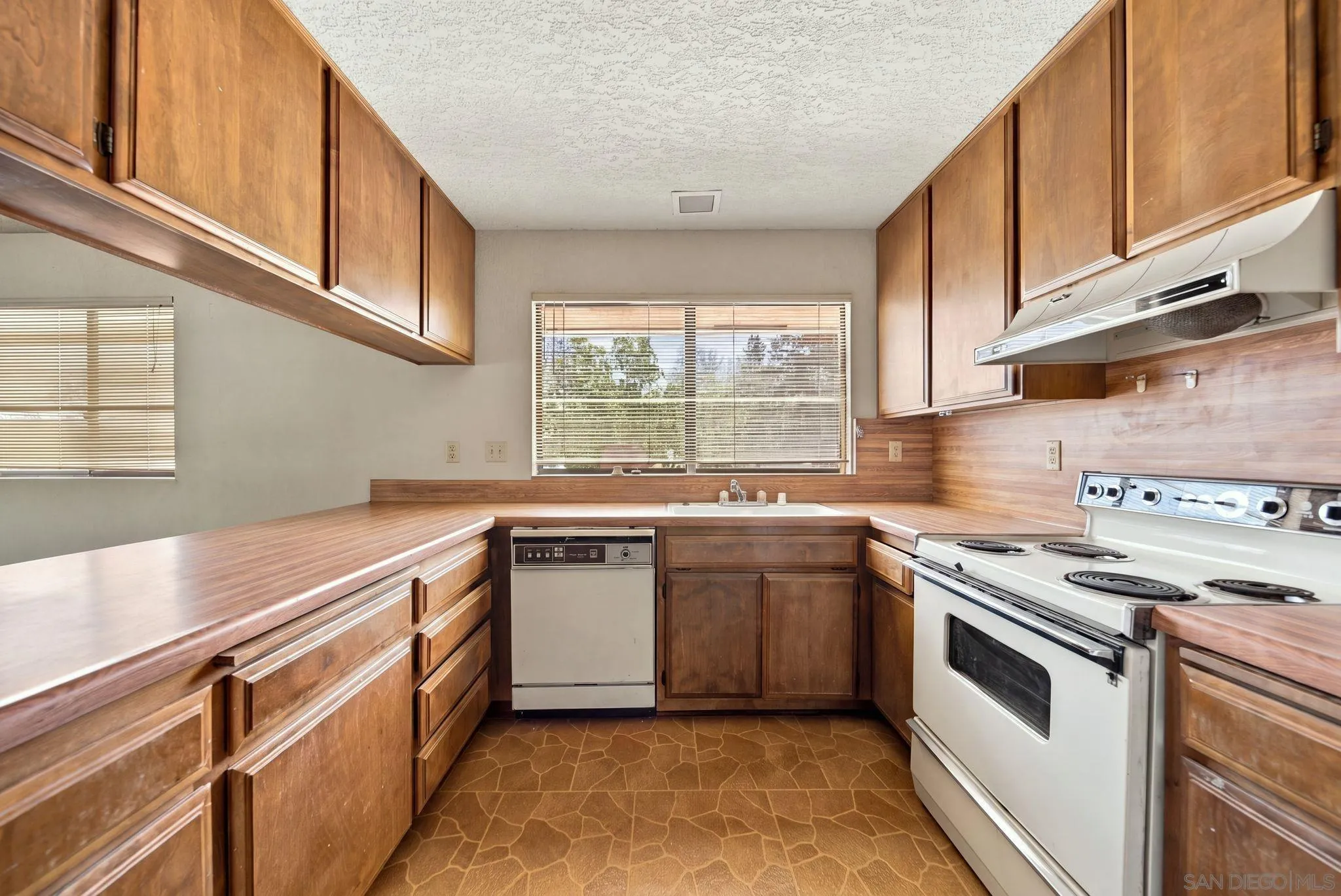 4940 Alzeda Dr, La Mesa, CA 91941 4940 Alzeda Dr, La Mesa, CA 91941