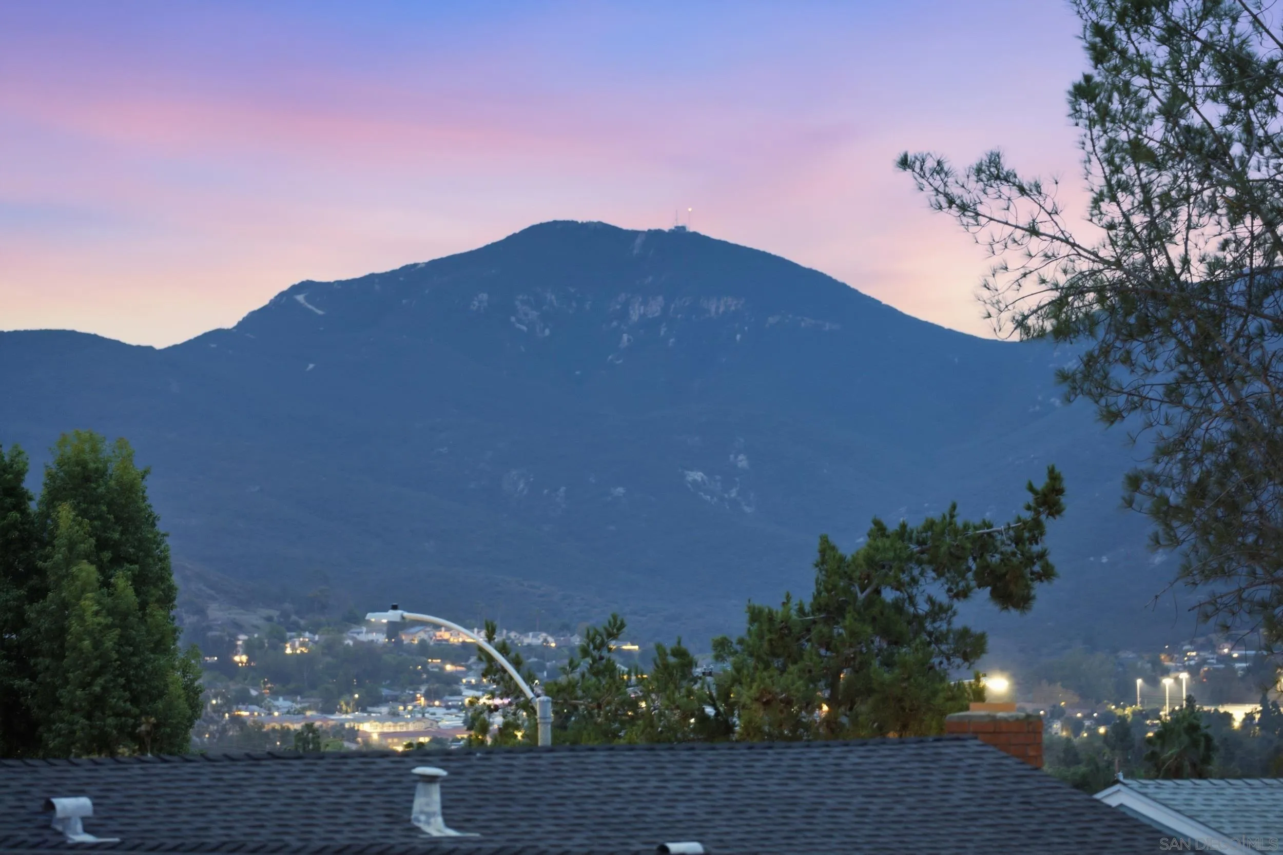 https://cdn.realtyfeed.com/cdn/127/260025941/84587f983bbacba064f3648ce9568a0d.webp