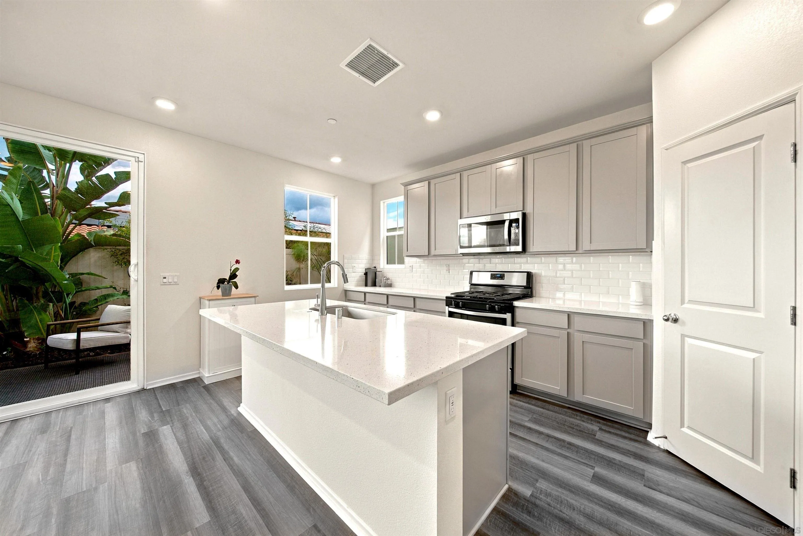 887 Brookdale Dr, Vista, CA 92081 887 Brookdale Dr, Vista, CA 92081