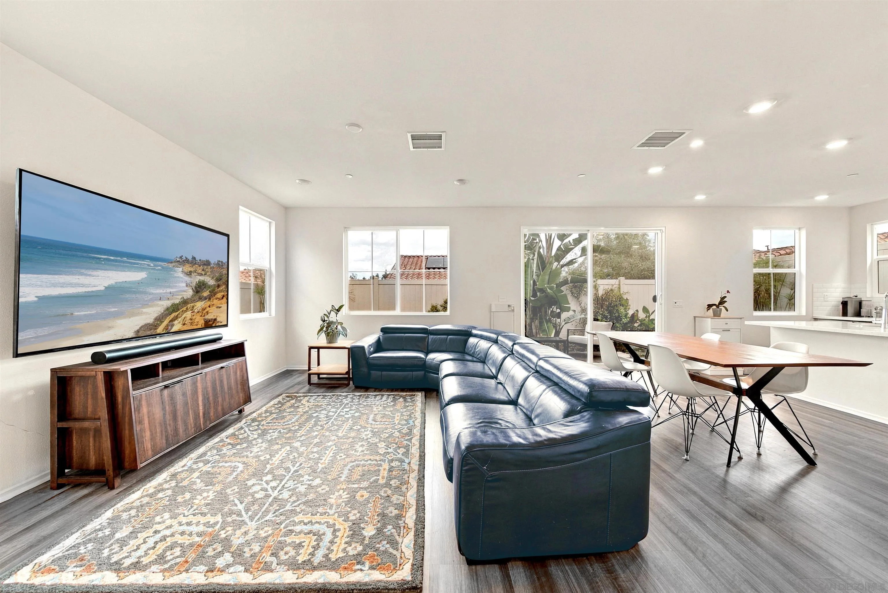 887 Brookdale Dr, Vista, CA 92081 887 Brookdale Dr, Vista, CA 92081