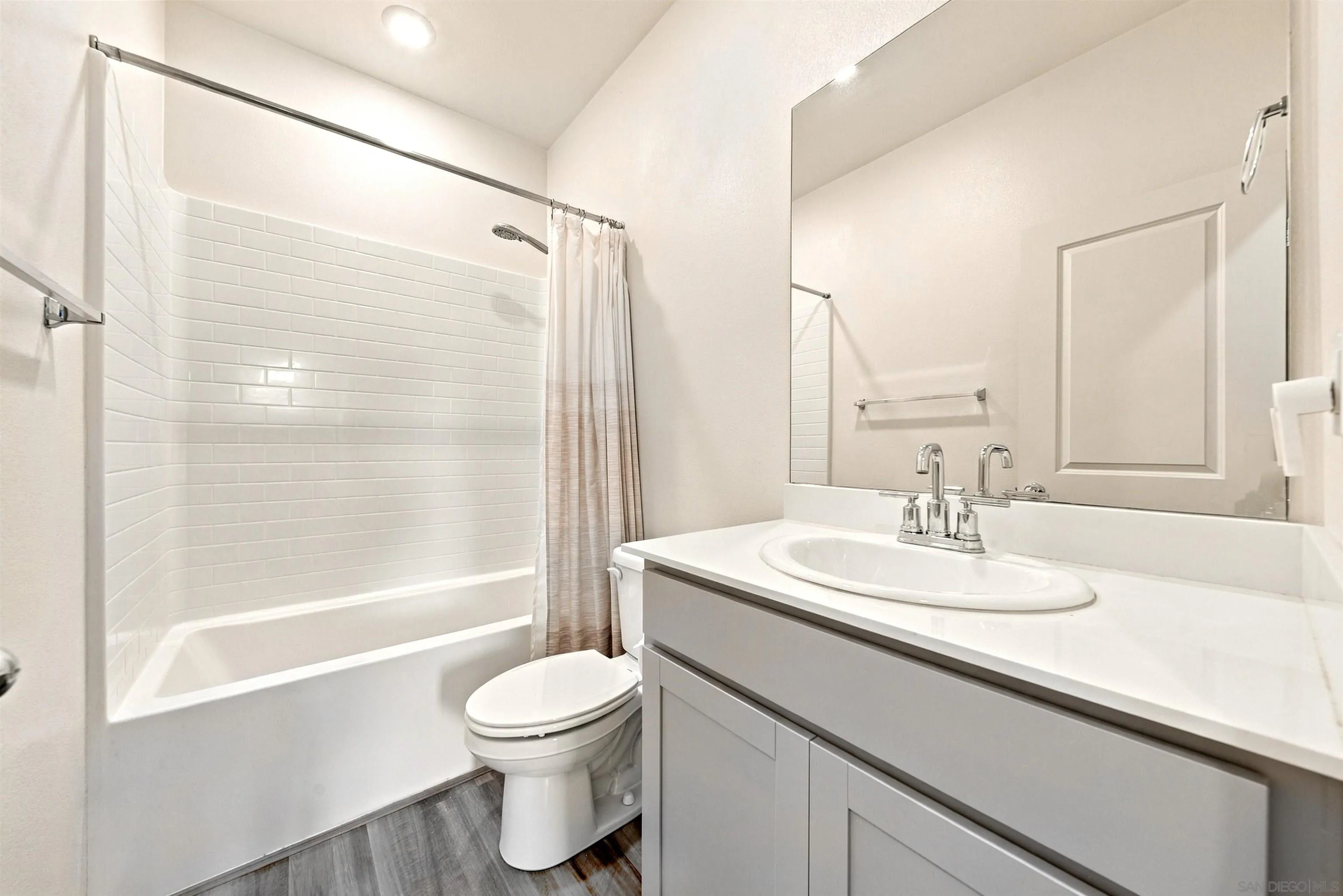 887 Brookdale Dr, Vista, CA 92081 887 Brookdale Dr, Vista, CA 92081