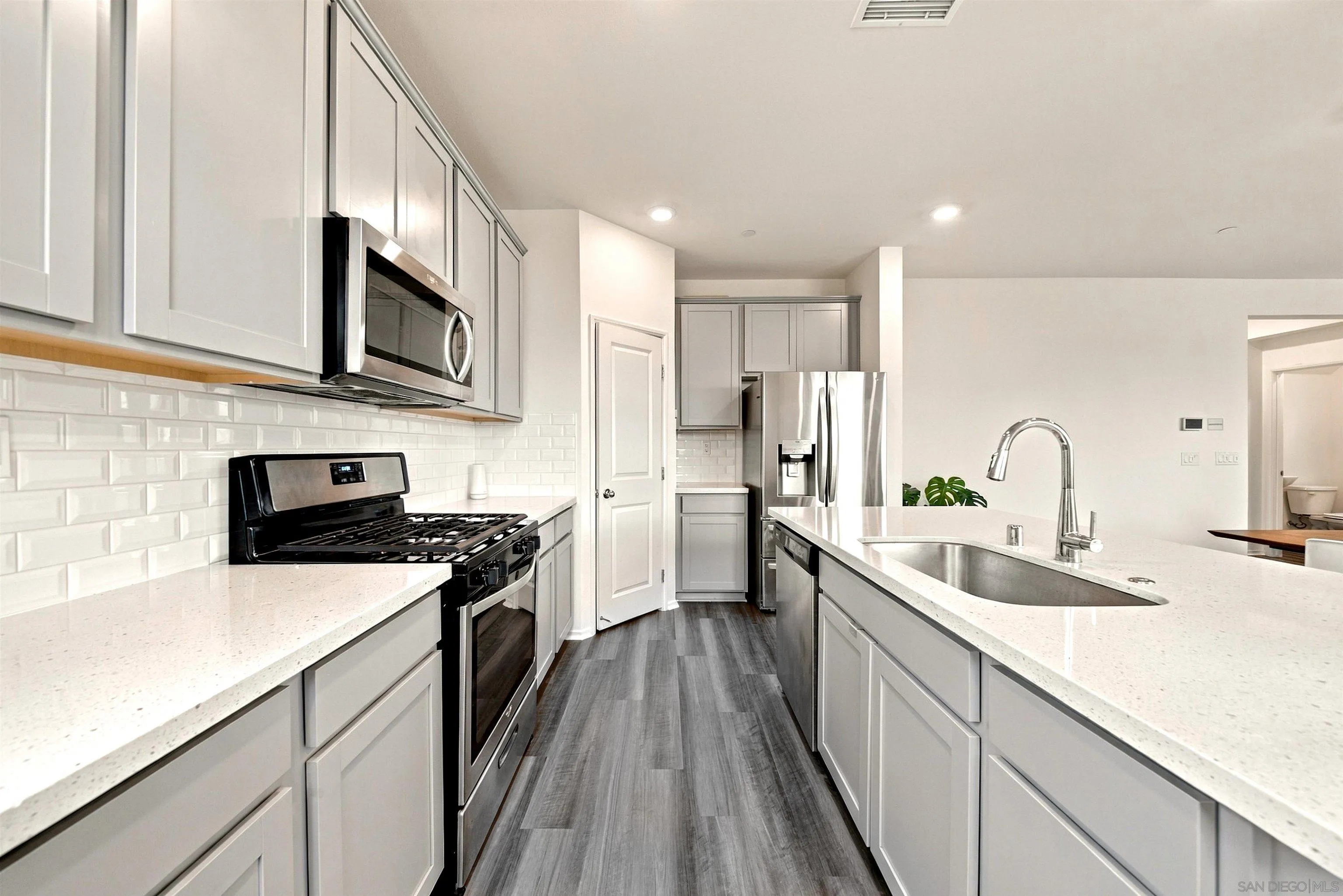 887 Brookdale Dr, Vista, CA 92081 887 Brookdale Dr, Vista, CA 92081