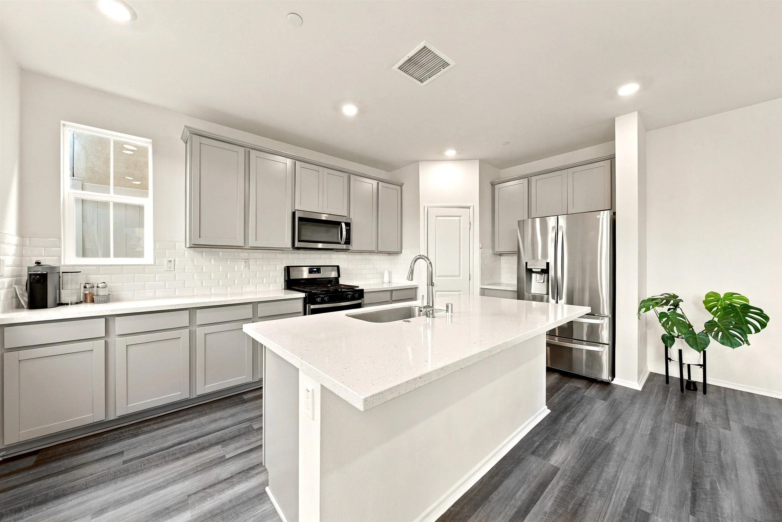 887 Brookdale Dr, Vista, CA 92081 887 Brookdale Dr, Vista, CA 92081
