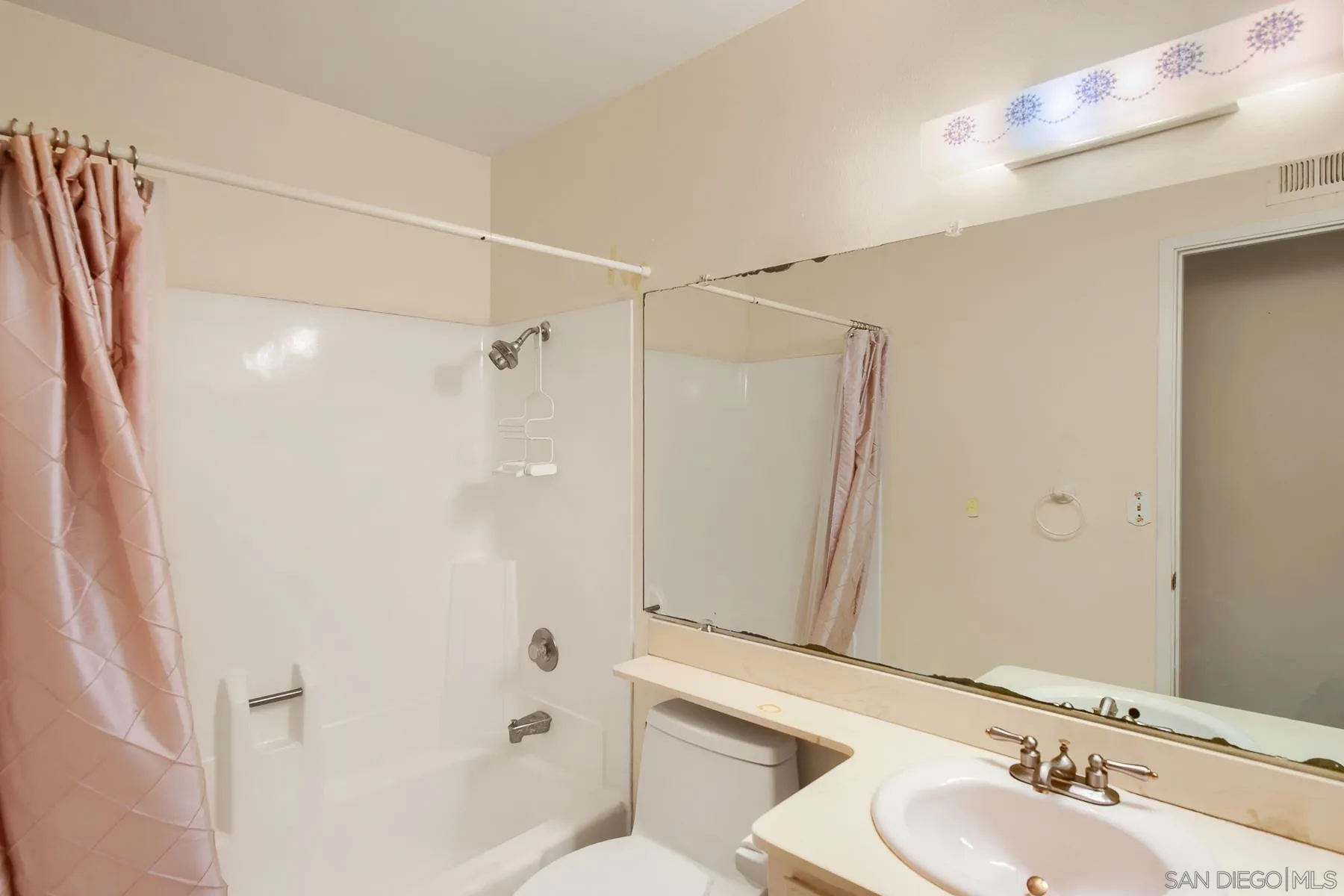 https://cdn.realtyfeed.com/cdn/127/260025979/7bd8e17e5a3fab391229eeaf6c09d7da.webp