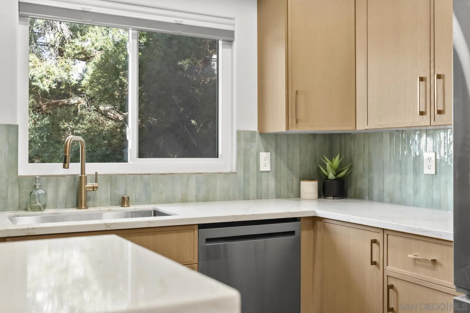 https://cdn.realtyfeed.com/cdn/127/260026018/2d5cebaec4520fb47f2dd92985dea8e8.webp