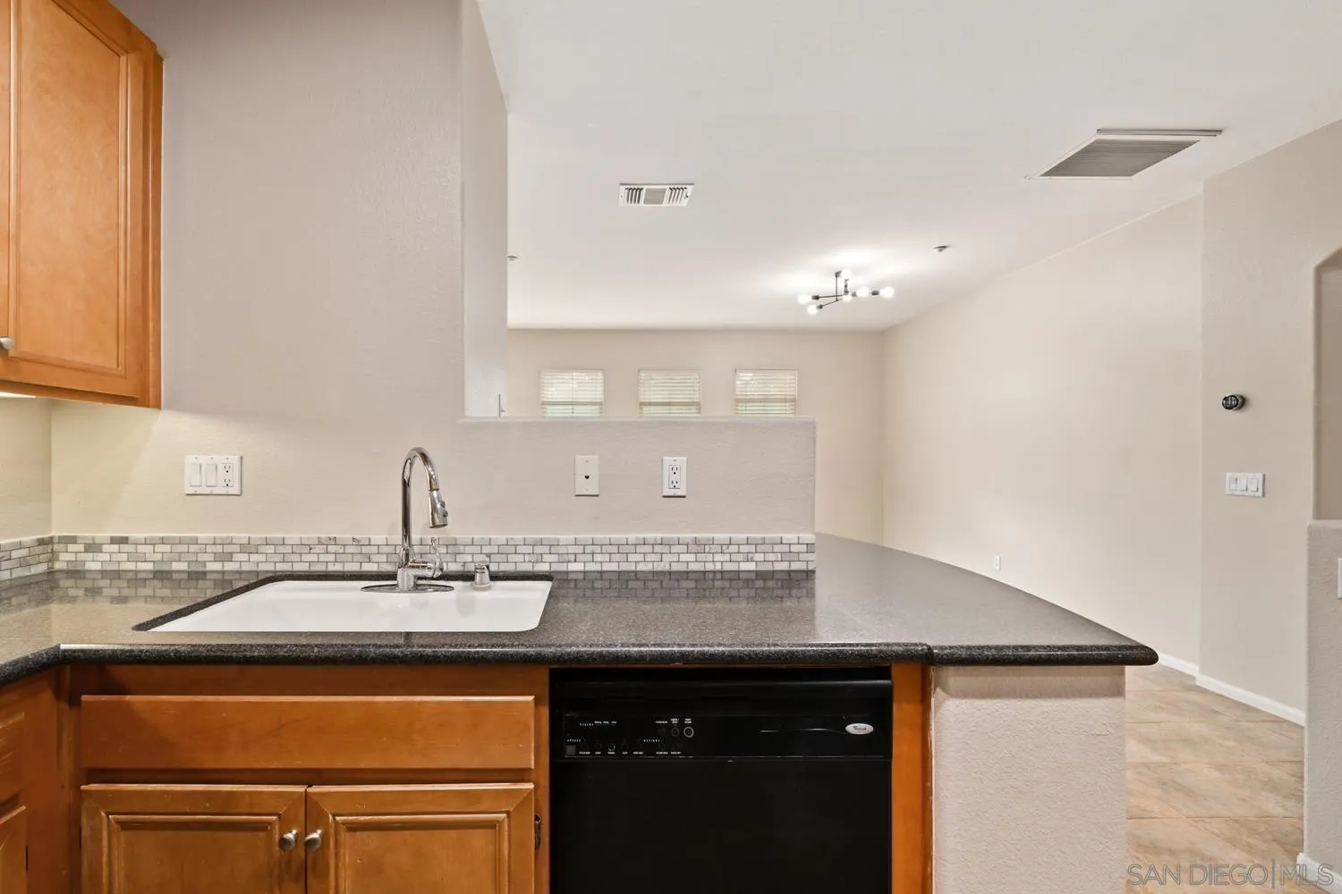 https://cdn.realtyfeed.com/cdn/127/260026024/1e4e7501e7c6bc6a8f4d6aab38de657c.webp