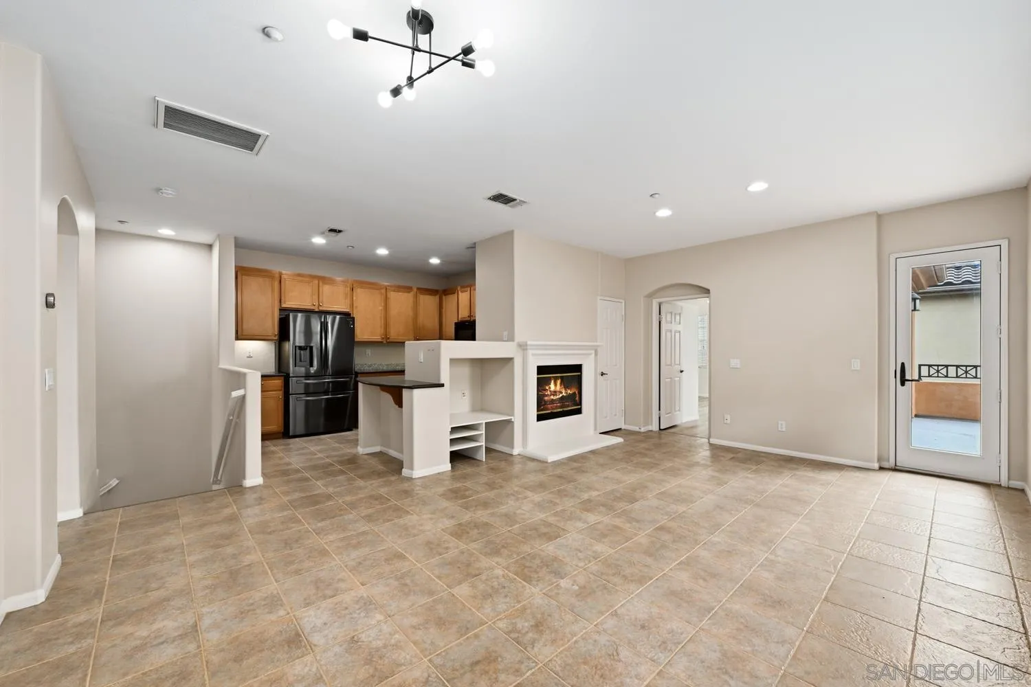 https://cdn.realtyfeed.com/cdn/127/260026024/aa75e1976cd584f0ed829683735de4fc.webp