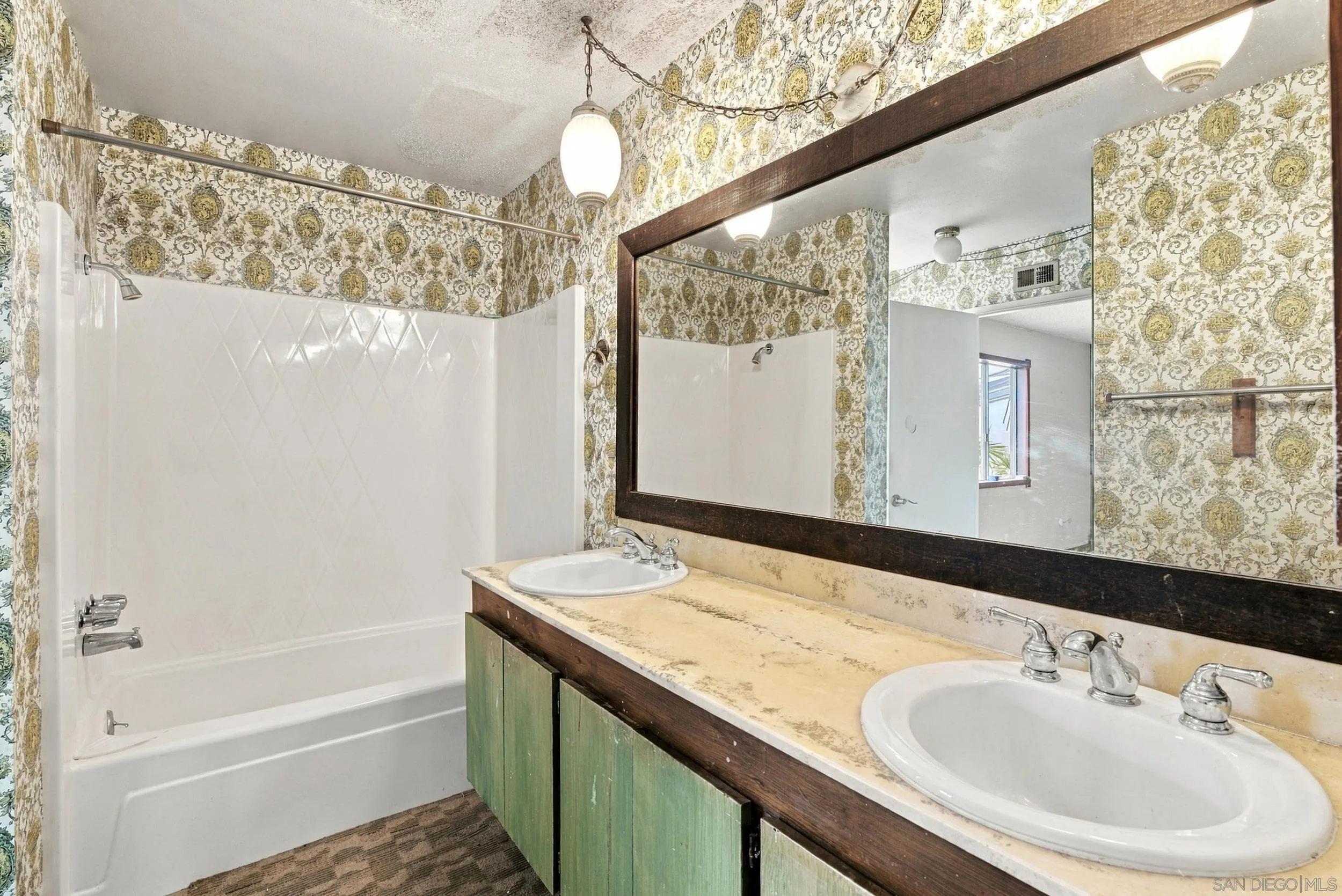 https://cdn.realtyfeed.com/cdn/127/260026025/815cbe79325cfbf600943fe9a3c085d2.webp