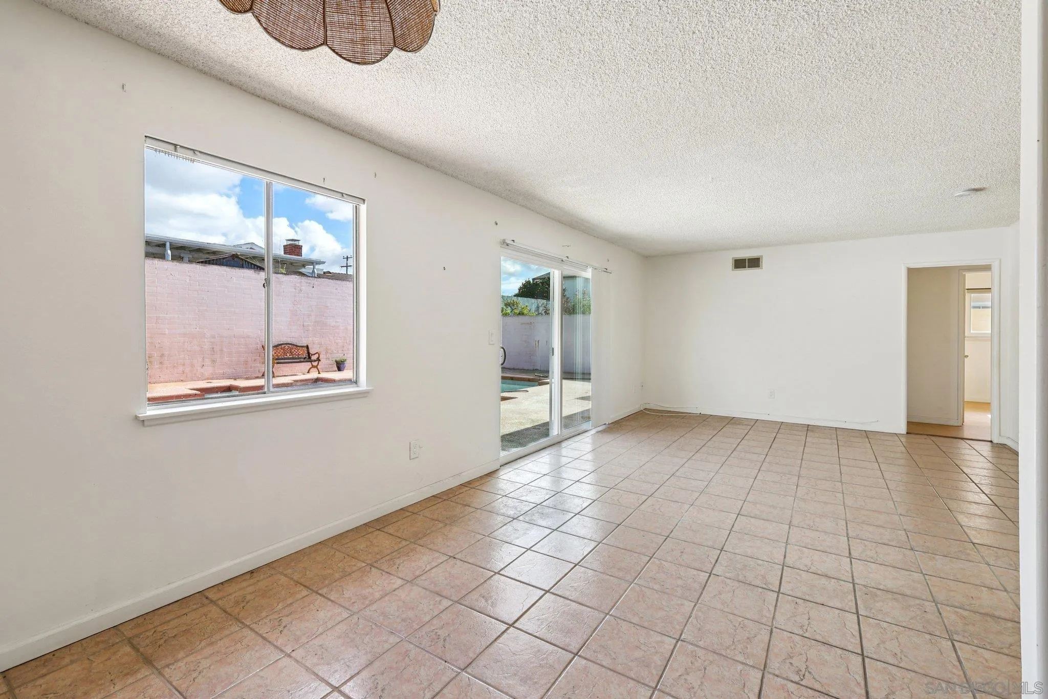 https://cdn.realtyfeed.com/cdn/127/2600297/0c76b29a26e227cf2410fff306b264aa.webp
