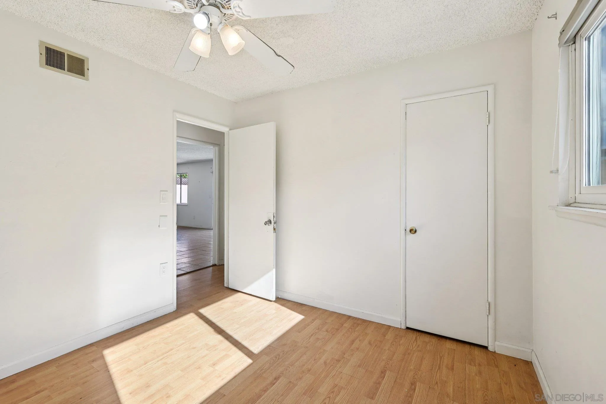 https://cdn.realtyfeed.com/cdn/127/2600297/1f38e0a8d39130b450a44888b12e87cf.webp