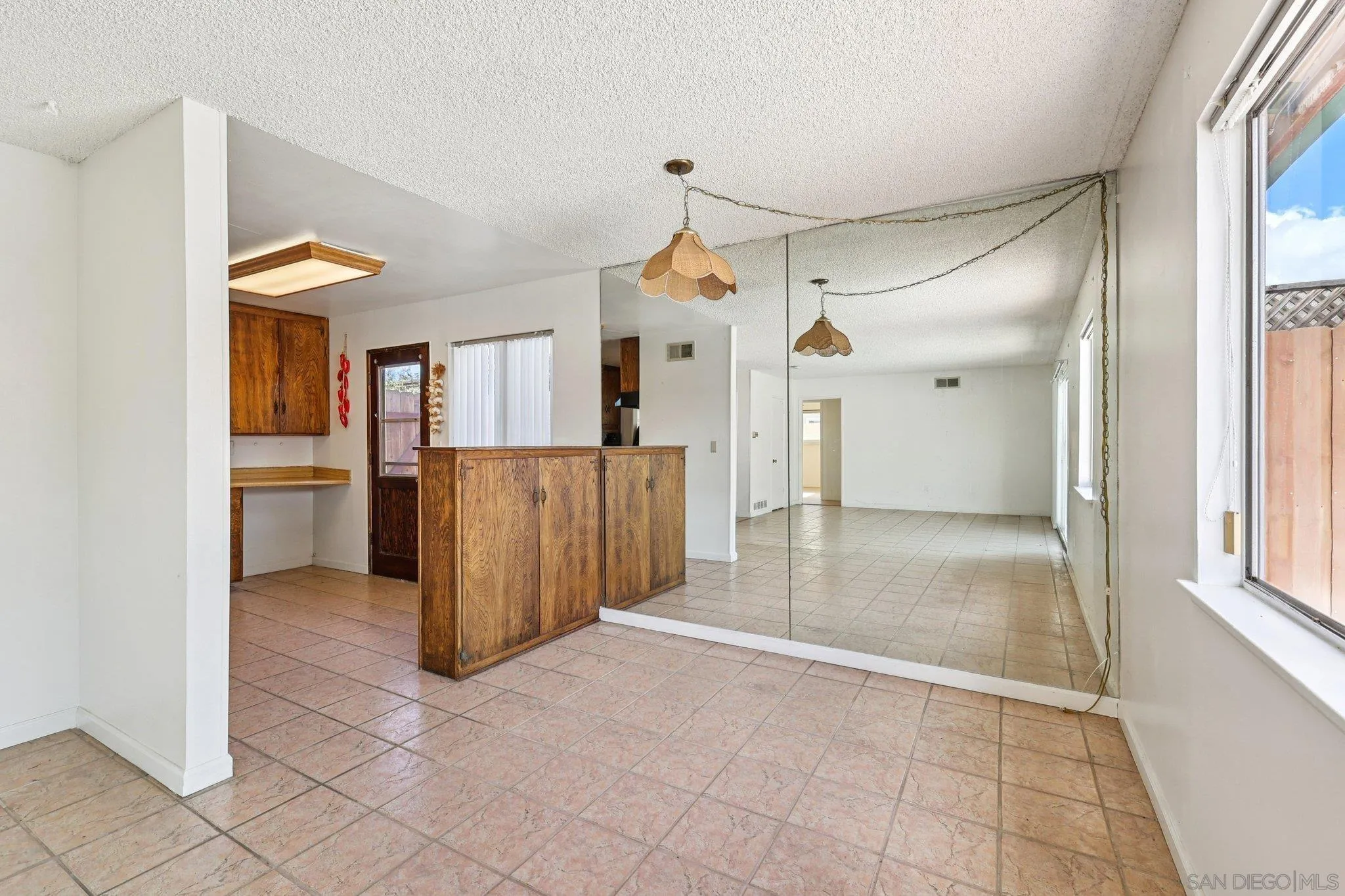 https://cdn.realtyfeed.com/cdn/127/2600297/2af71558426c09bb2aa14c365495cb8b.webp