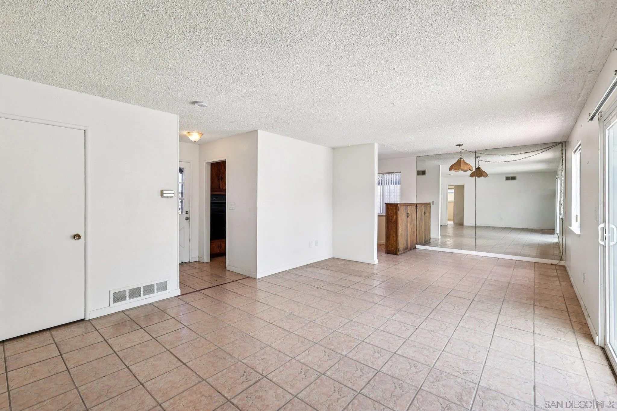 https://cdn.realtyfeed.com/cdn/127/2600297/75433a994fe4d1d5749e4812341fd866.webp