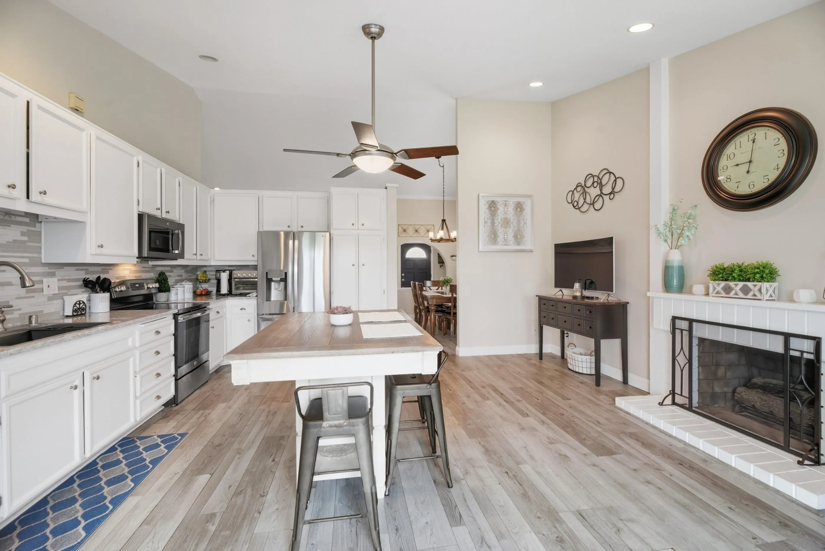 https://cdn.realtyfeed.com/cdn/127/2600311/ebb9e7e96529139050069f15b8ed7dc9.webp