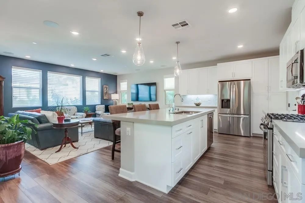 https://cdn.realtyfeed.com/cdn/127/2600323/677772422106533362a75658d78428a2.webp