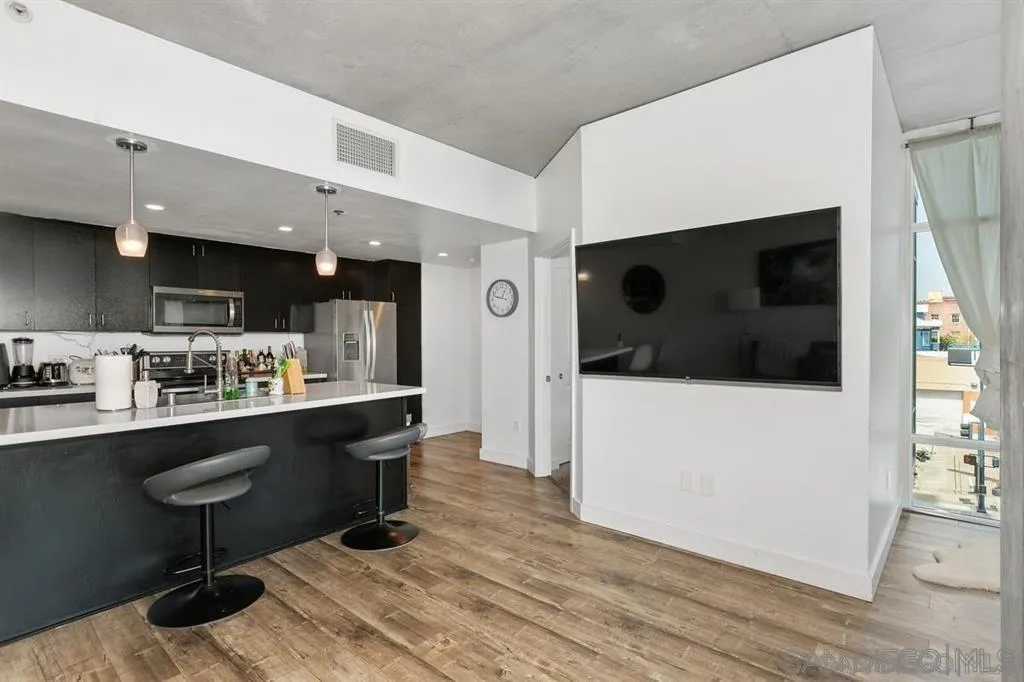 https://cdn.realtyfeed.com/cdn/127/2600353/15aa008ab041c6064ce3612690c934ad.webp