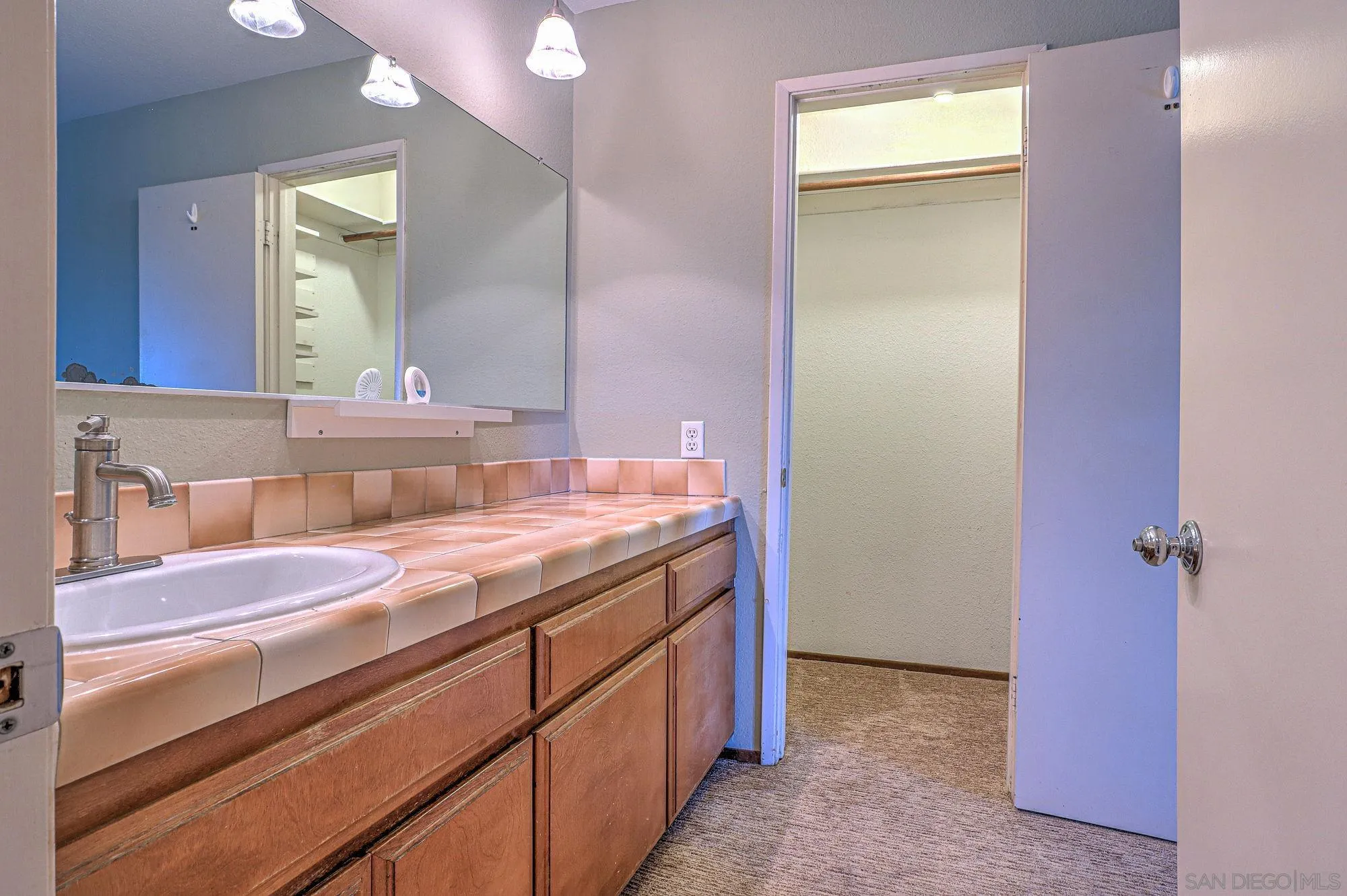 https://cdn.realtyfeed.com/cdn/127/2600374/52d414f73df1a6c6069f2813aea11fe8.webp