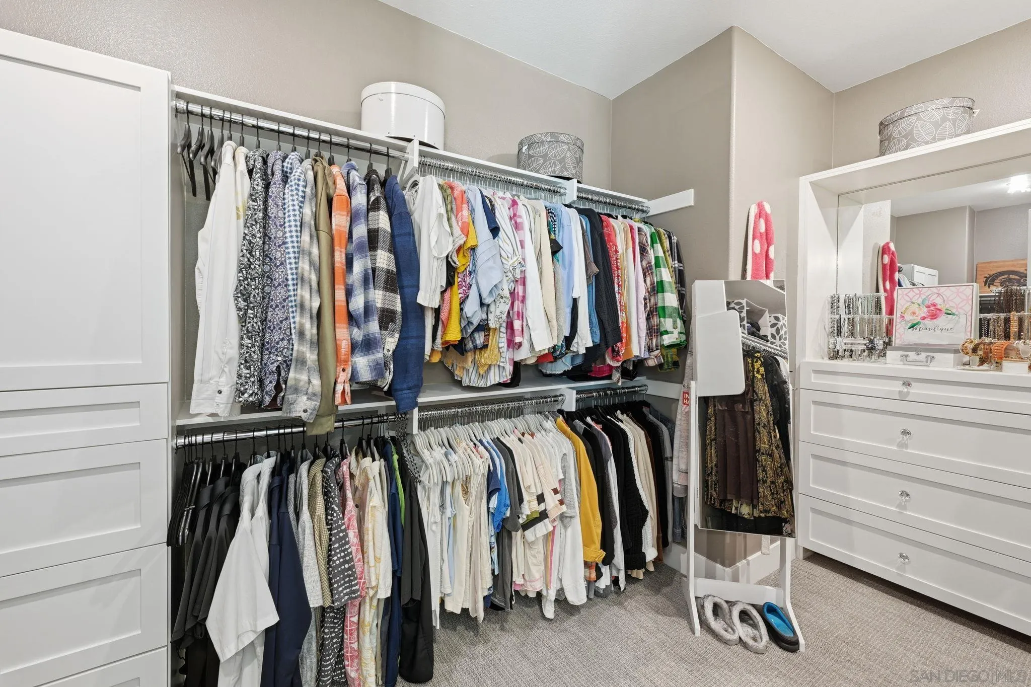 https://cdn.realtyfeed.com/cdn/127/2600381/300498663e39e493e49cbd34006b684b.webp