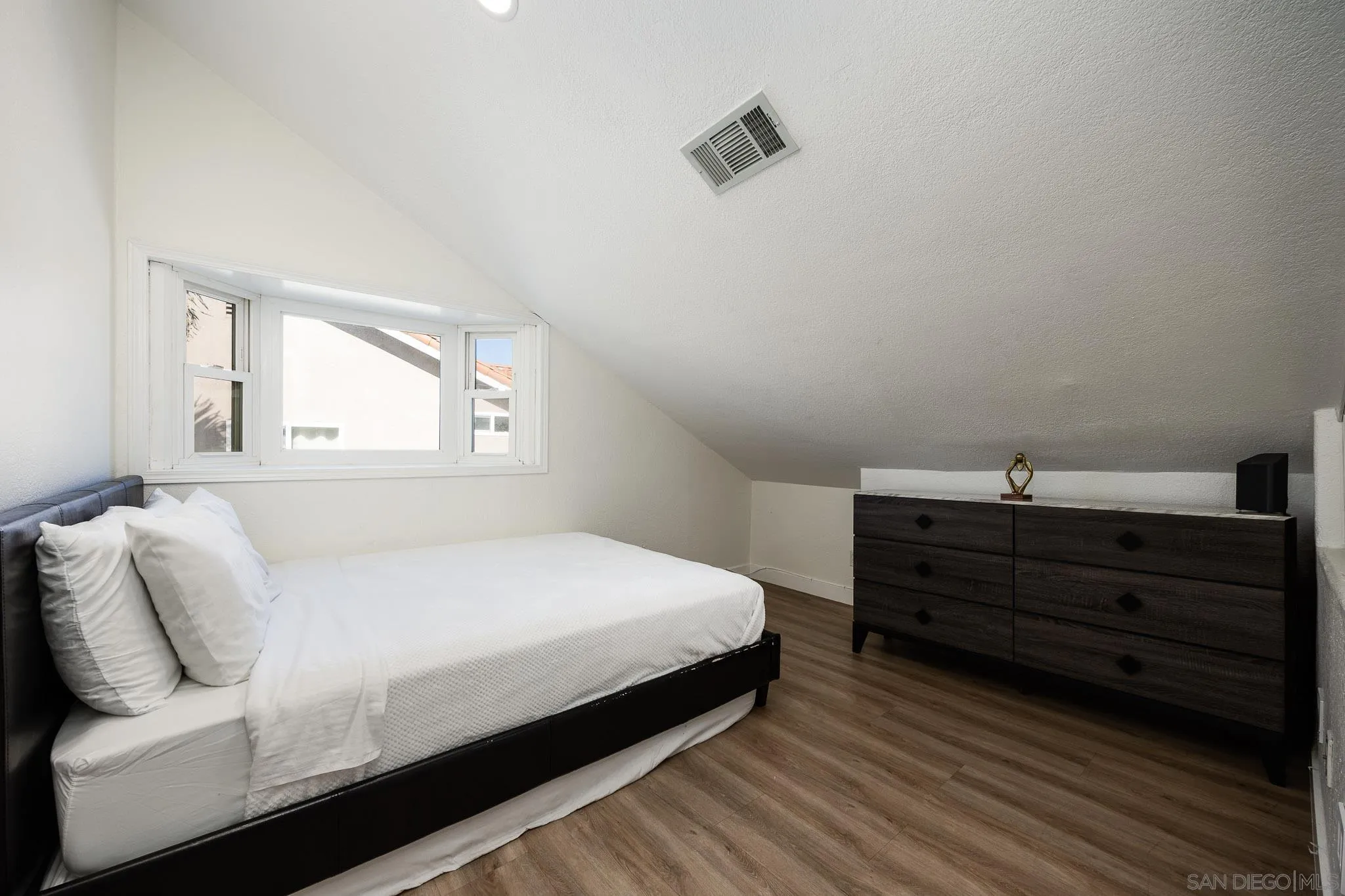 https://cdn.realtyfeed.com/cdn/127/2600404/339ce24b1697a99d3921828417af9e09.webp