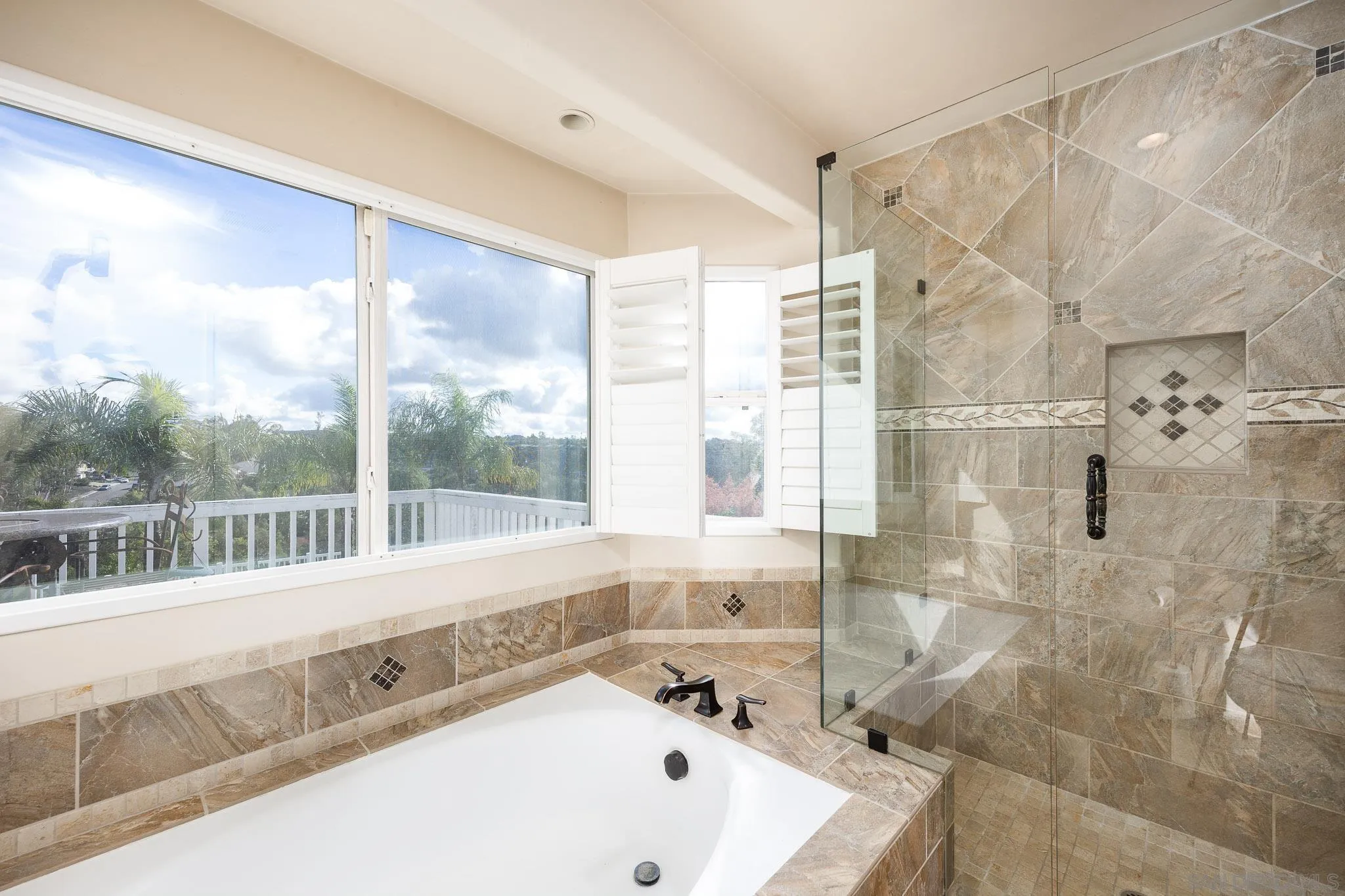 https://cdn.realtyfeed.com/cdn/127/2600423/a4b48956d7b7749fd13581606e100bc3.webp