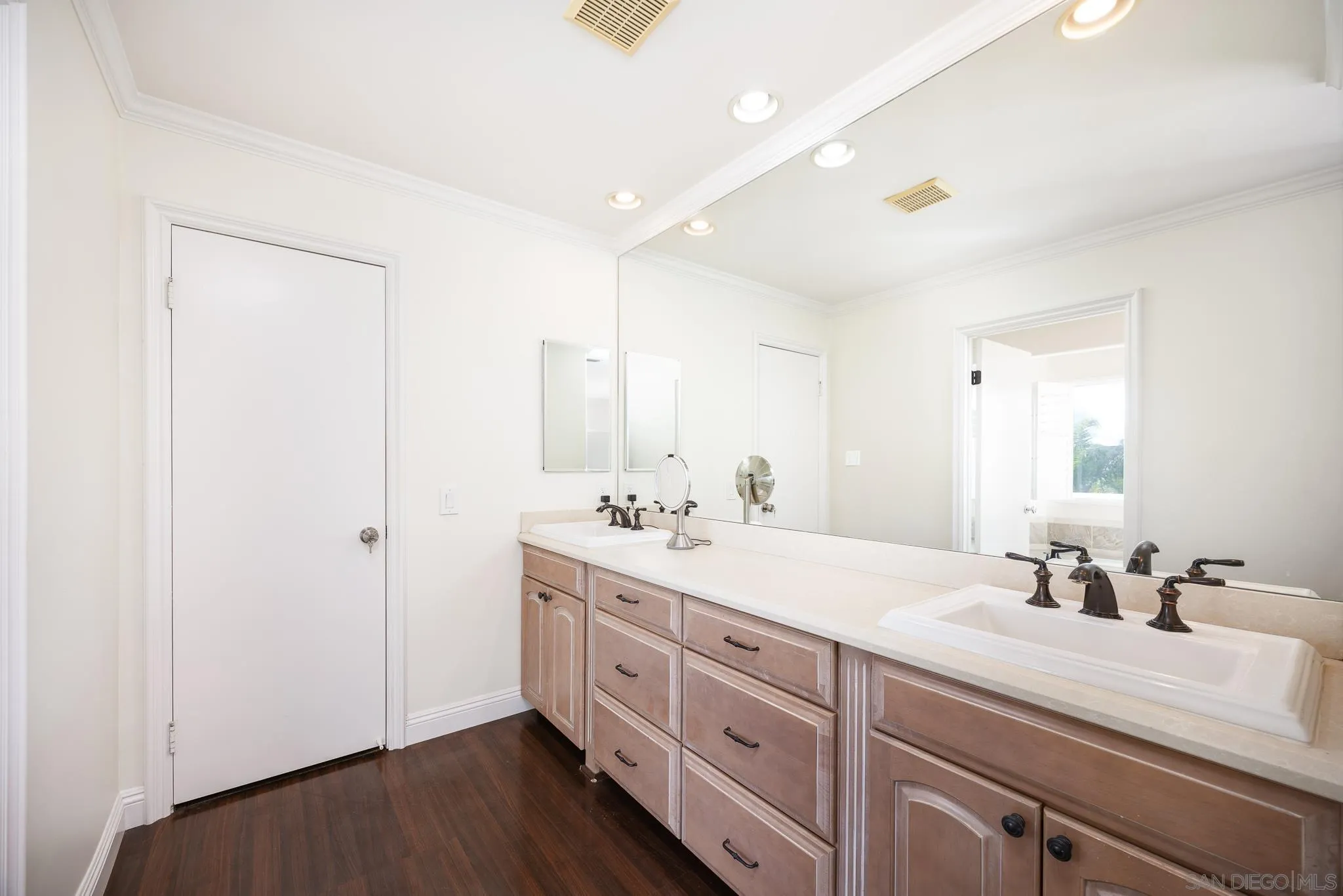 https://cdn.realtyfeed.com/cdn/127/2600423/f520ffff946738862ad7cad458252daf.webp