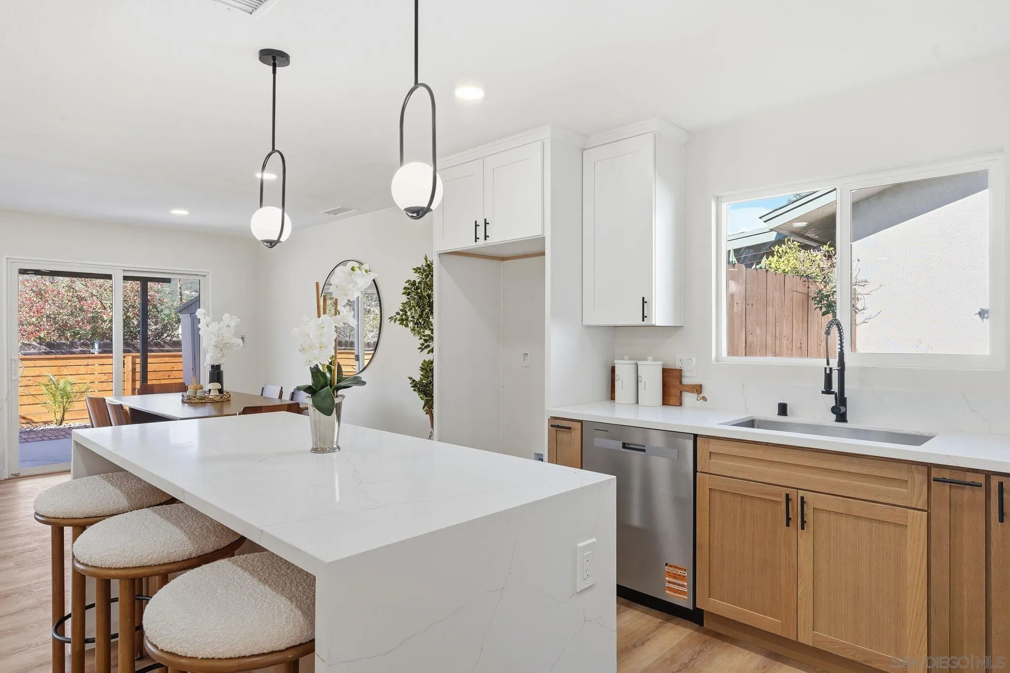 https://cdn.realtyfeed.com/cdn/127/2600483/82210d6bc9652aa9e0b06a893972e889.webp