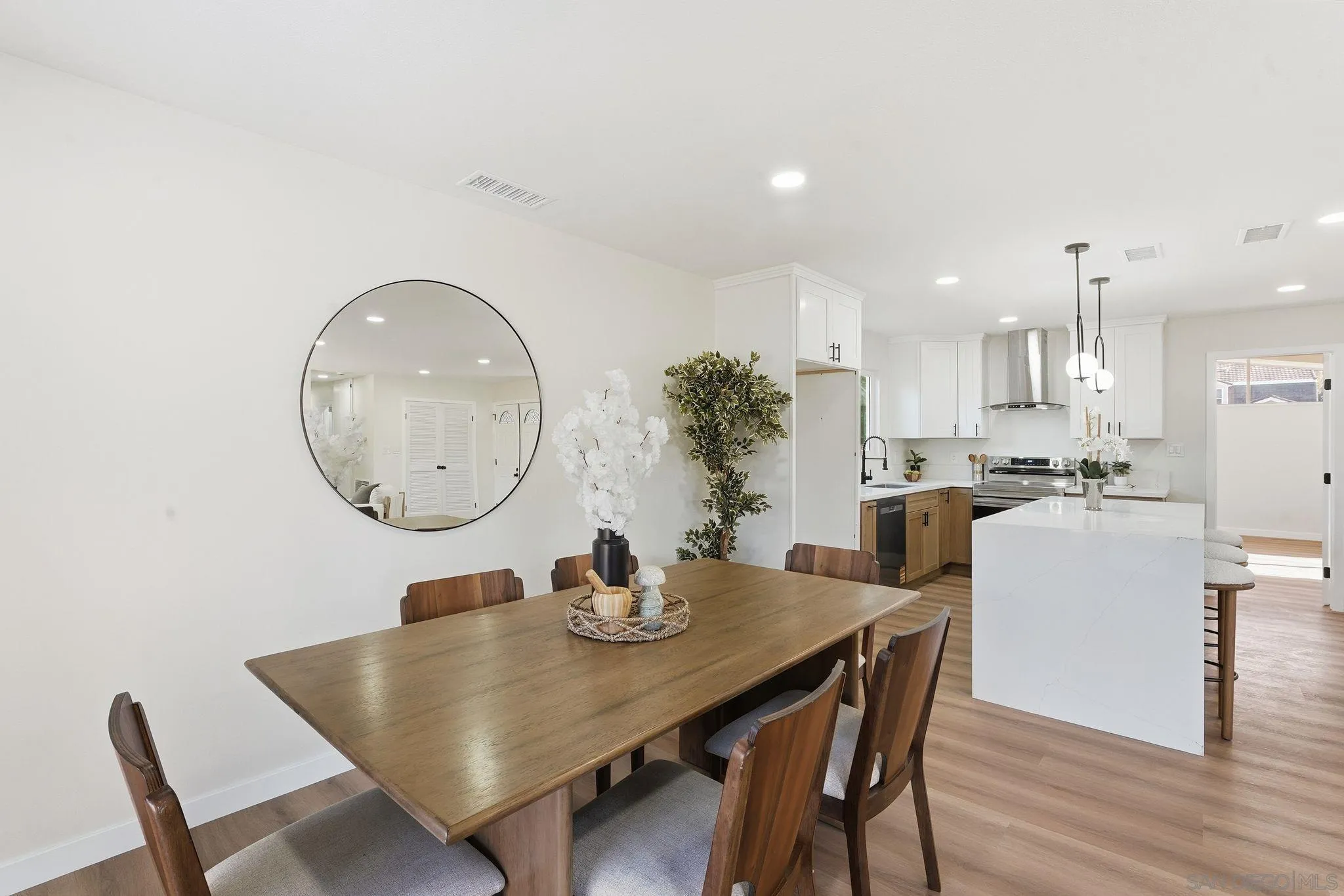 https://cdn.realtyfeed.com/cdn/127/2600483/d0c7c897825aff9efaf1230e2f7e21bd.webp