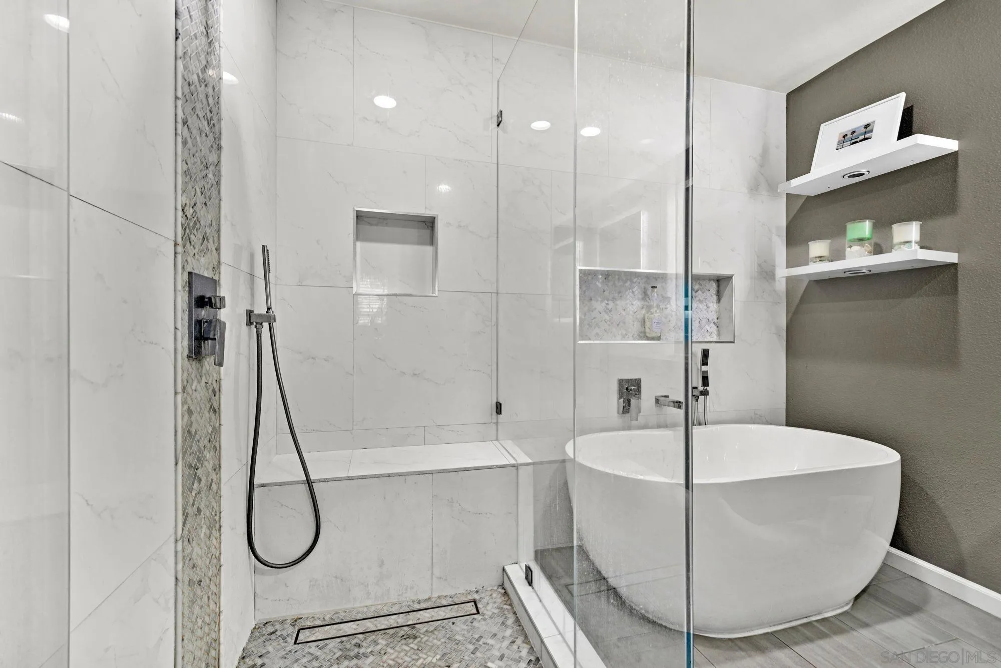 https://cdn.realtyfeed.com/cdn/127/2600495/762db9371683f641369915b1c35b304c.webp