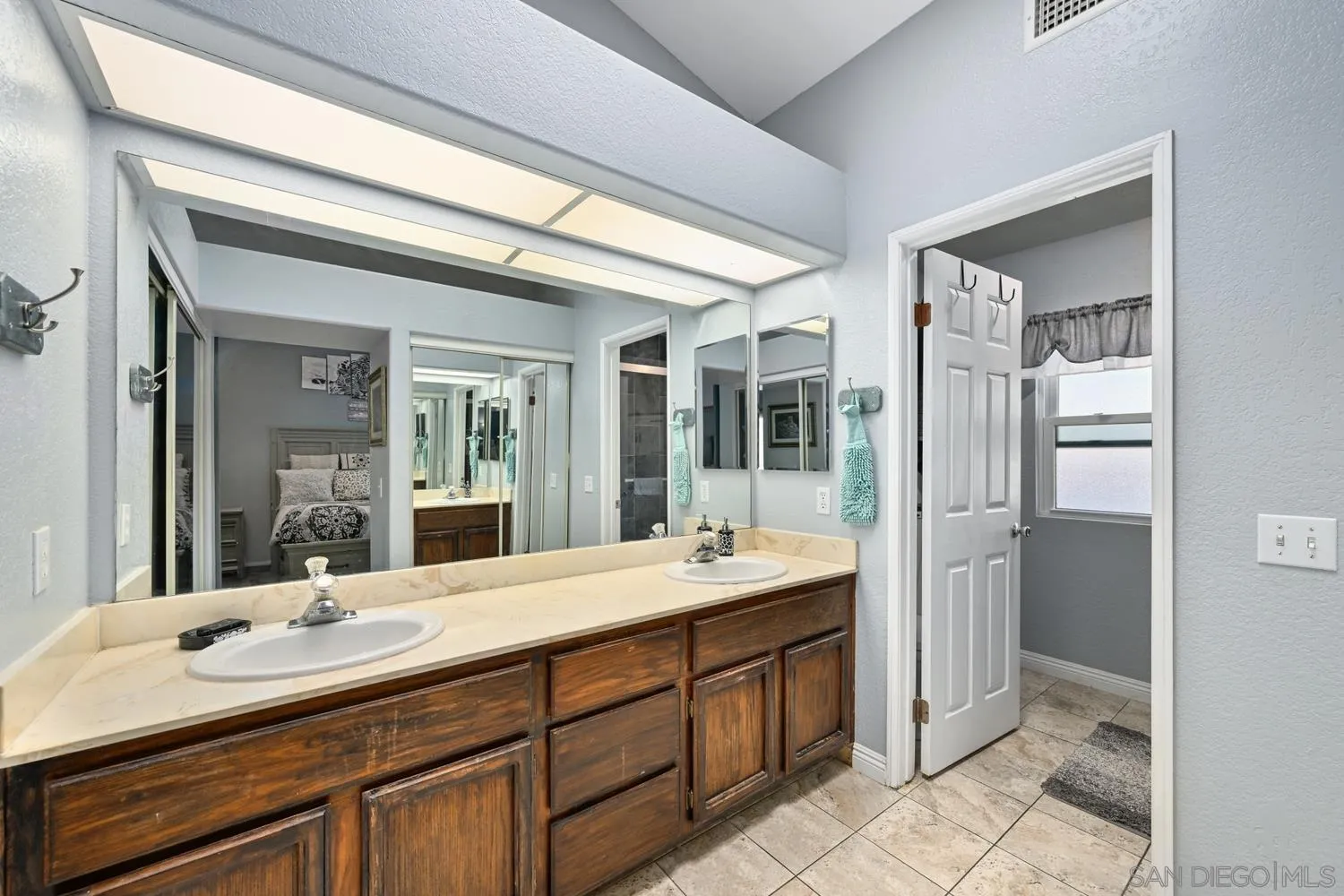 https://cdn.realtyfeed.com/cdn/127/2600516/a6a72f7f81209022715f88b0b3f09629.webp