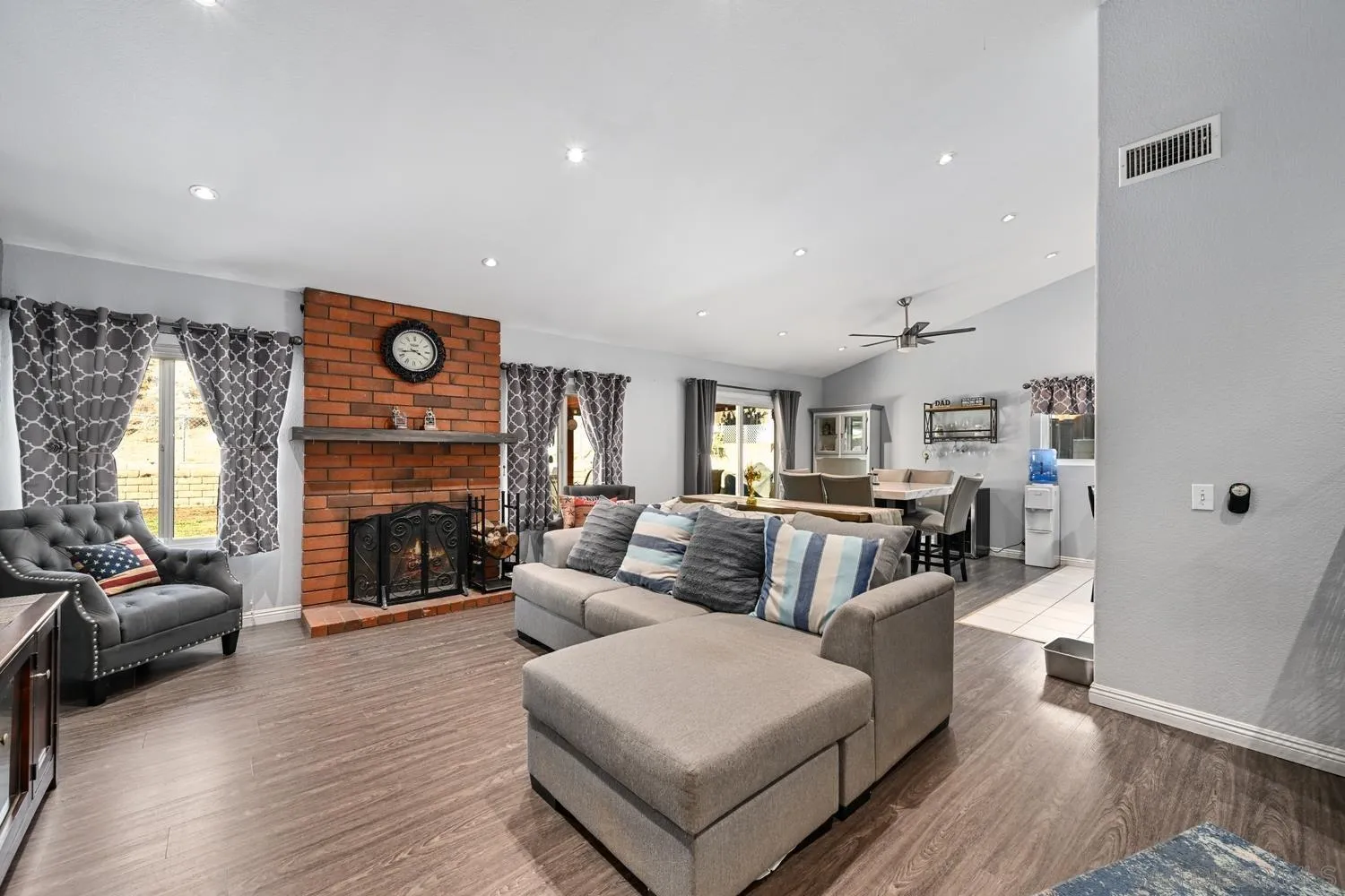 https://cdn.realtyfeed.com/cdn/127/2600516/d610728977722653062f7b9eb55a09ce.webp