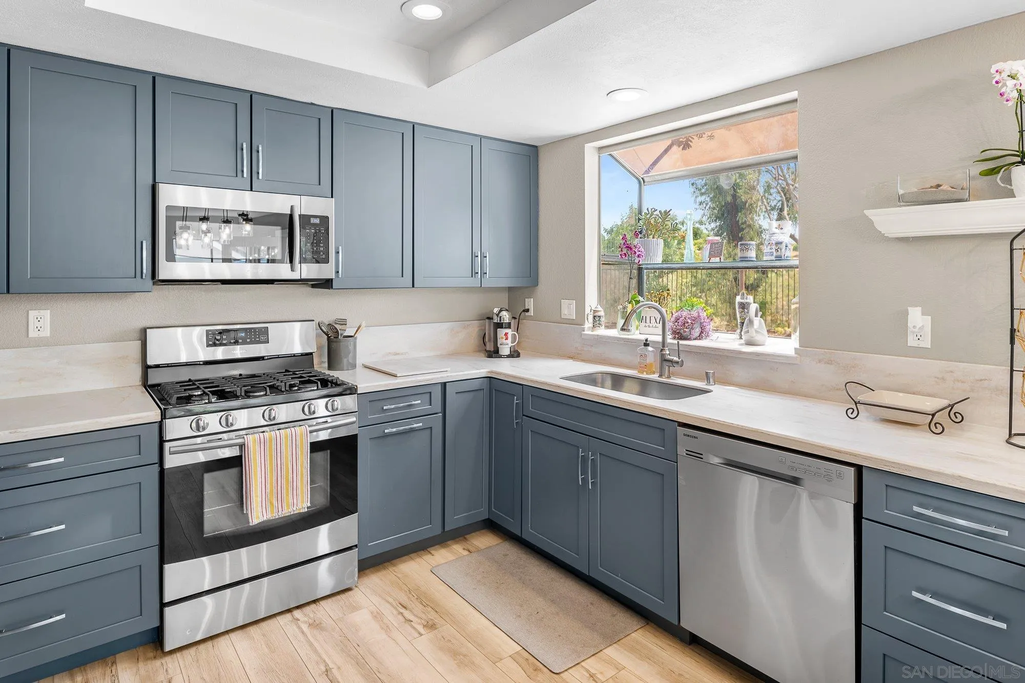 https://cdn.realtyfeed.com/cdn/127/2600590/8e5562b319bd6a778c30d747a5fb4194.webp