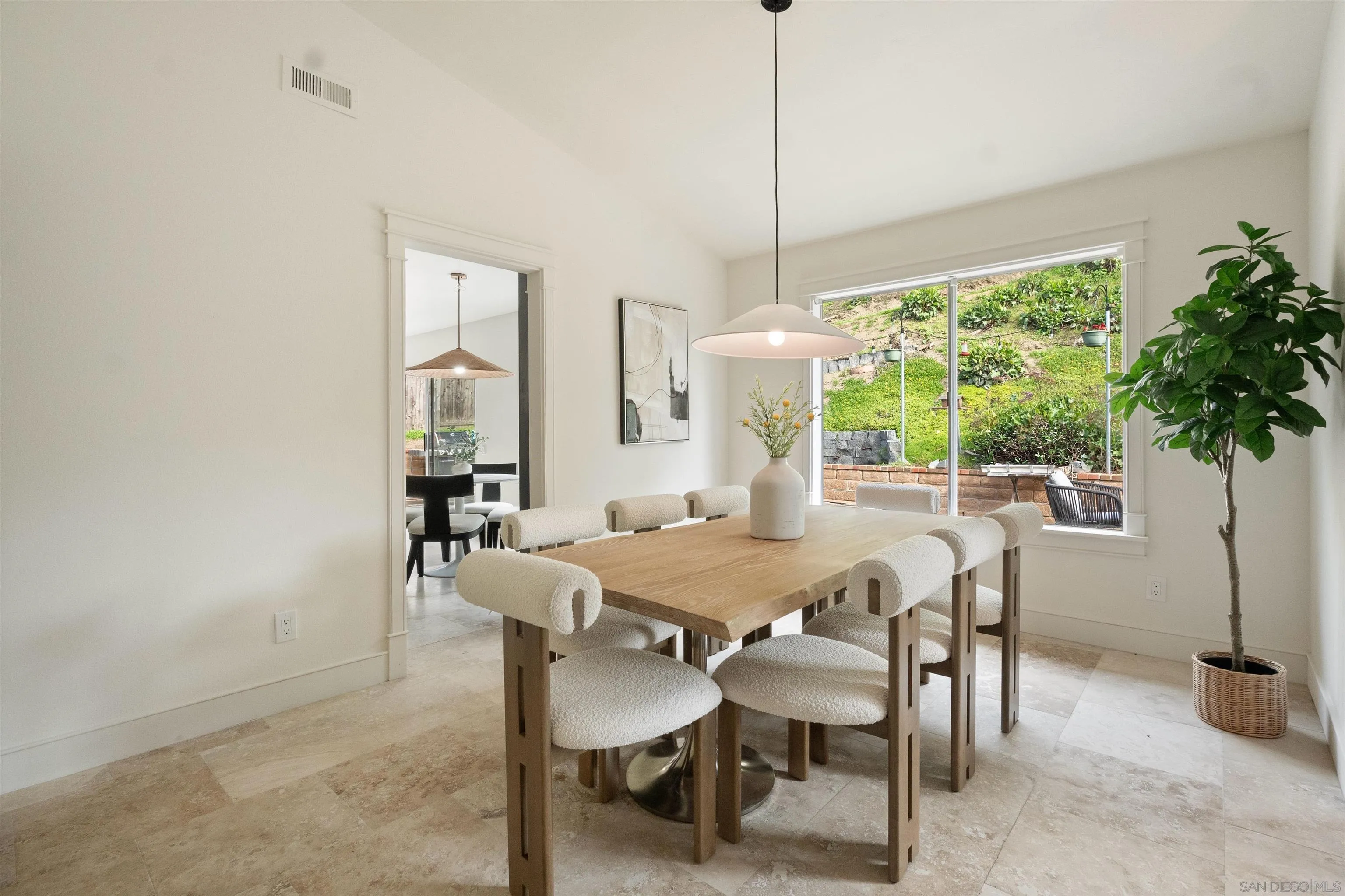 https://cdn.realtyfeed.com/cdn/127/2600622/9452318a1e3b1520abe1de0b04cbdc68.webp