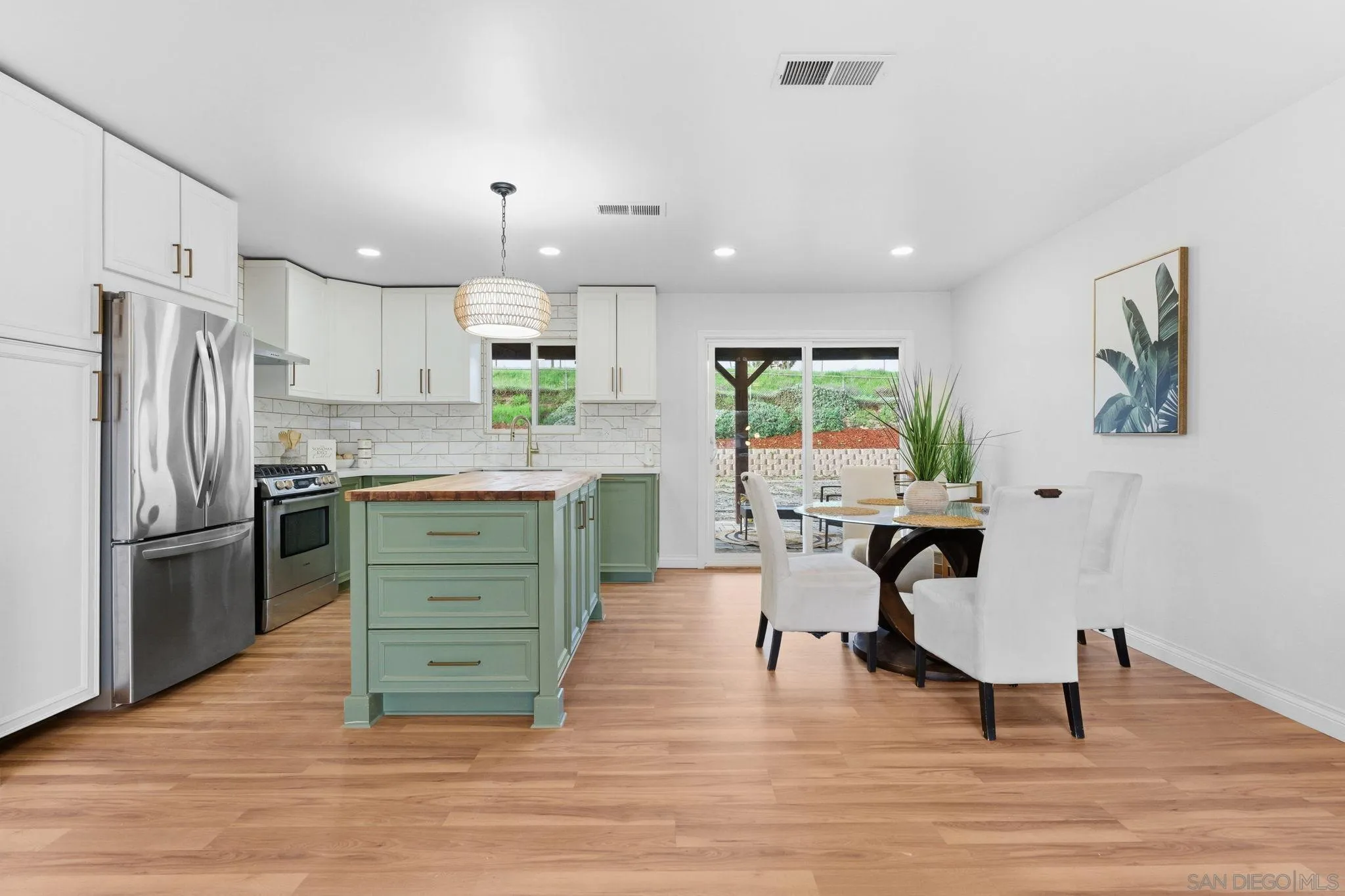 https://cdn.realtyfeed.com/cdn/127/2600623/1ede407a1540a51ed1e4bf535f8470d0.webp