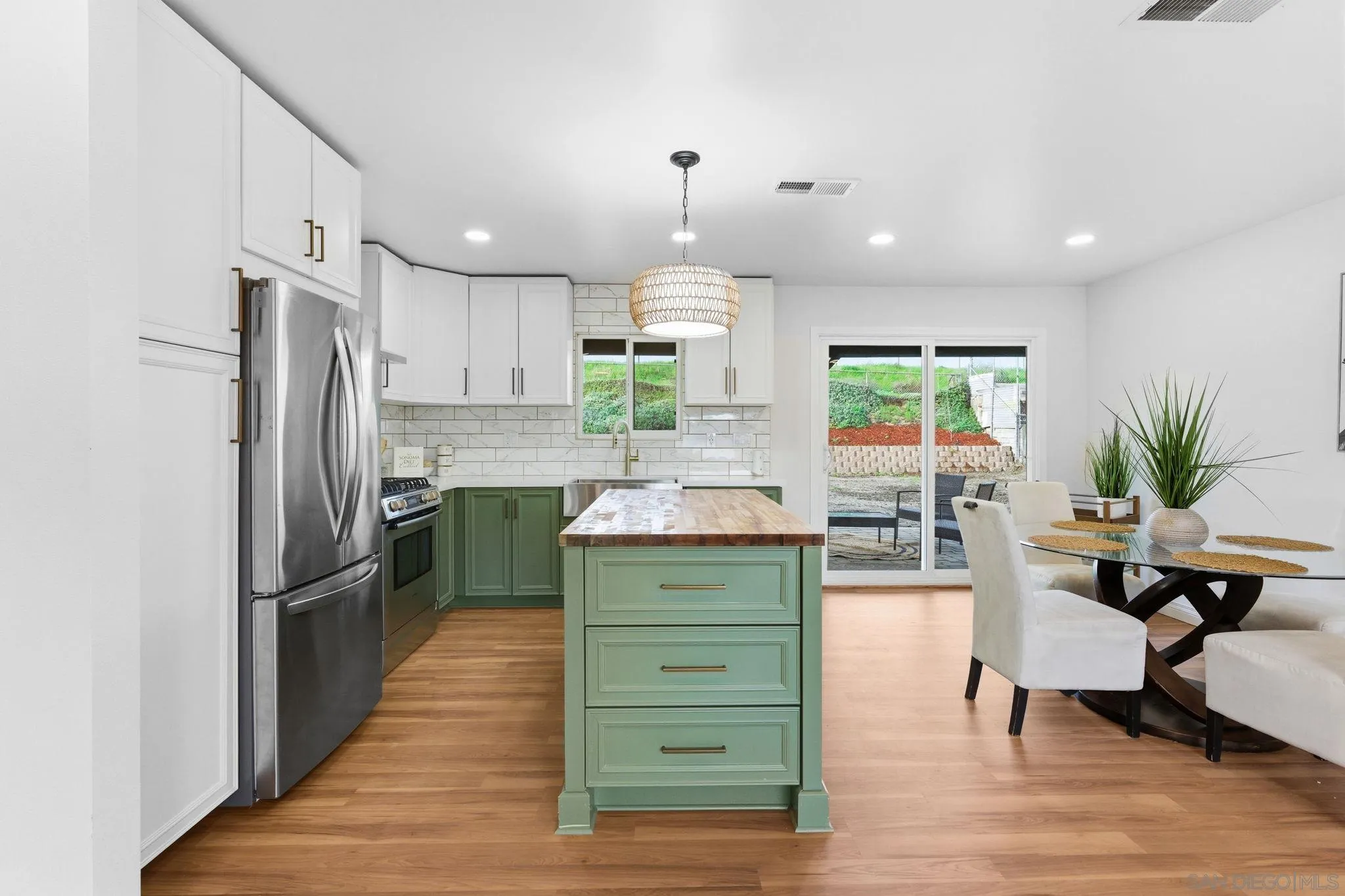 https://cdn.realtyfeed.com/cdn/127/2600623/a684d15770d1229f202f5ecff3a6e680.webp