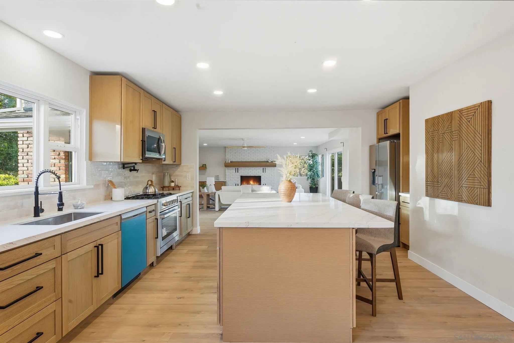 https://cdn.realtyfeed.com/cdn/127/2600686/9c36451a0550c5235250715de78bf4b3.webp