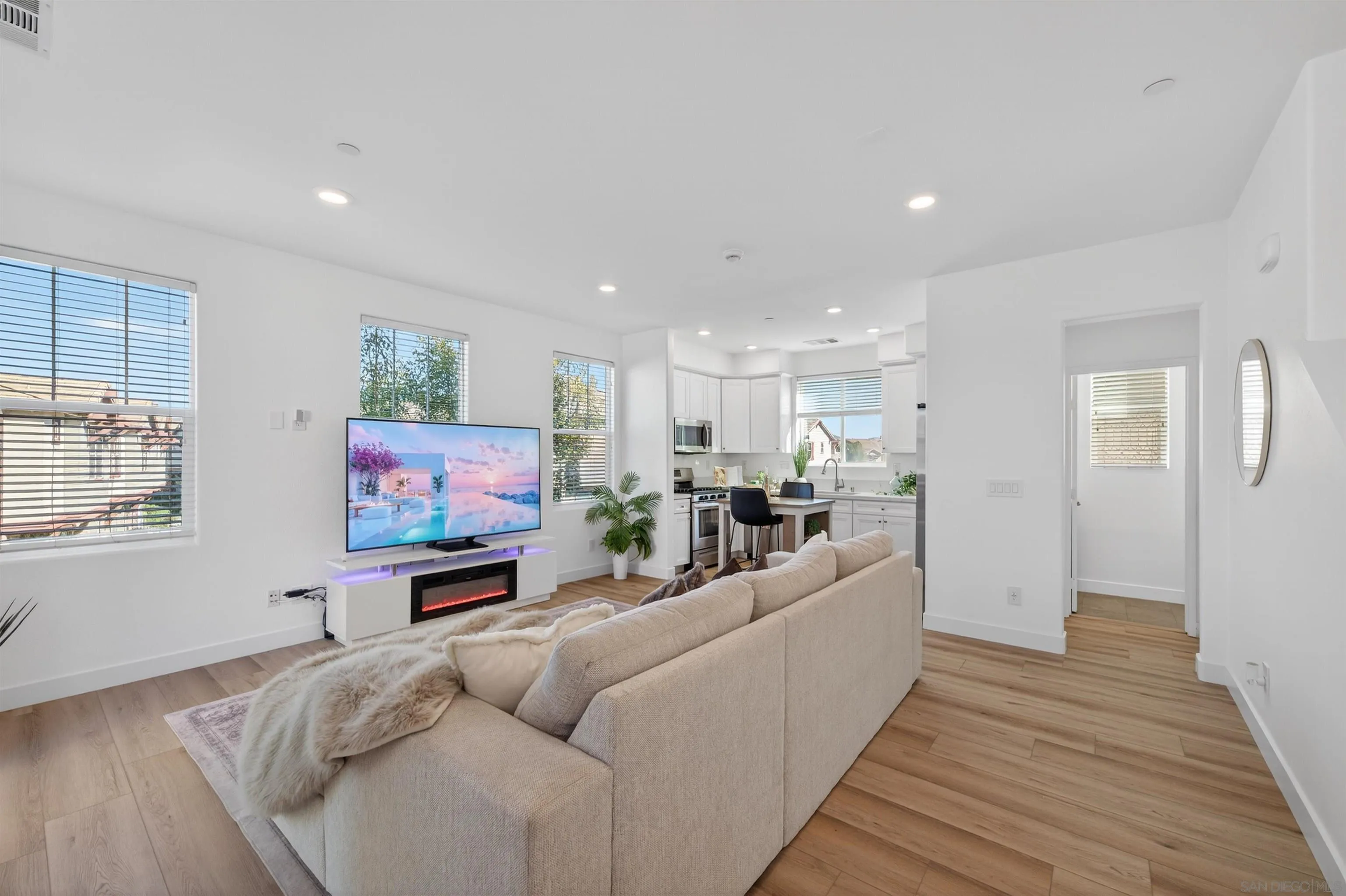 https://cdn.realtyfeed.com/cdn/127/2600705/da915a24e6020b0e91970849b6f280b5.webp