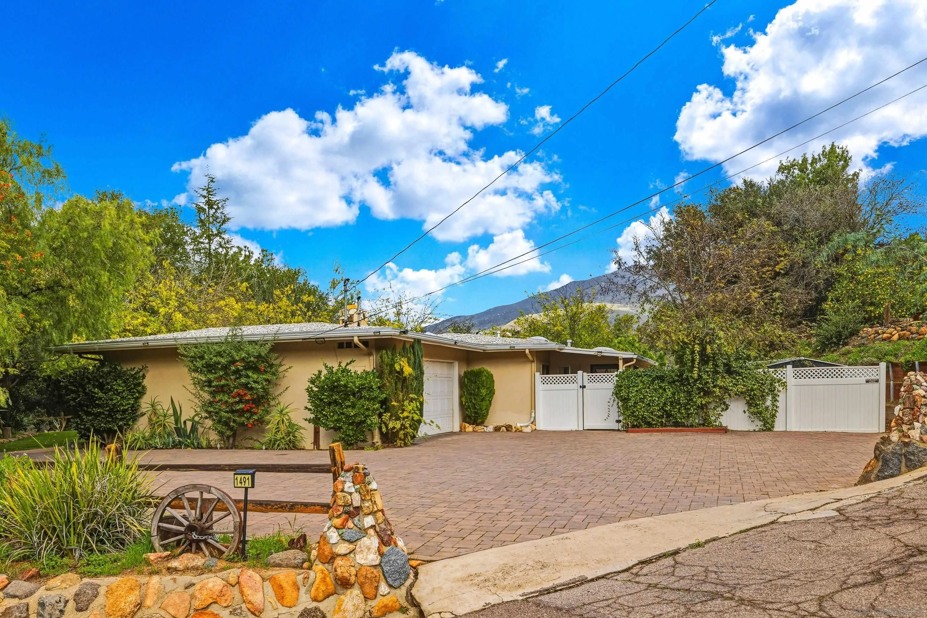 https://cdn.realtyfeed.com/cdn/127/2600719/93f020e7a7e9021a2c389e3b872a8c49.webp
