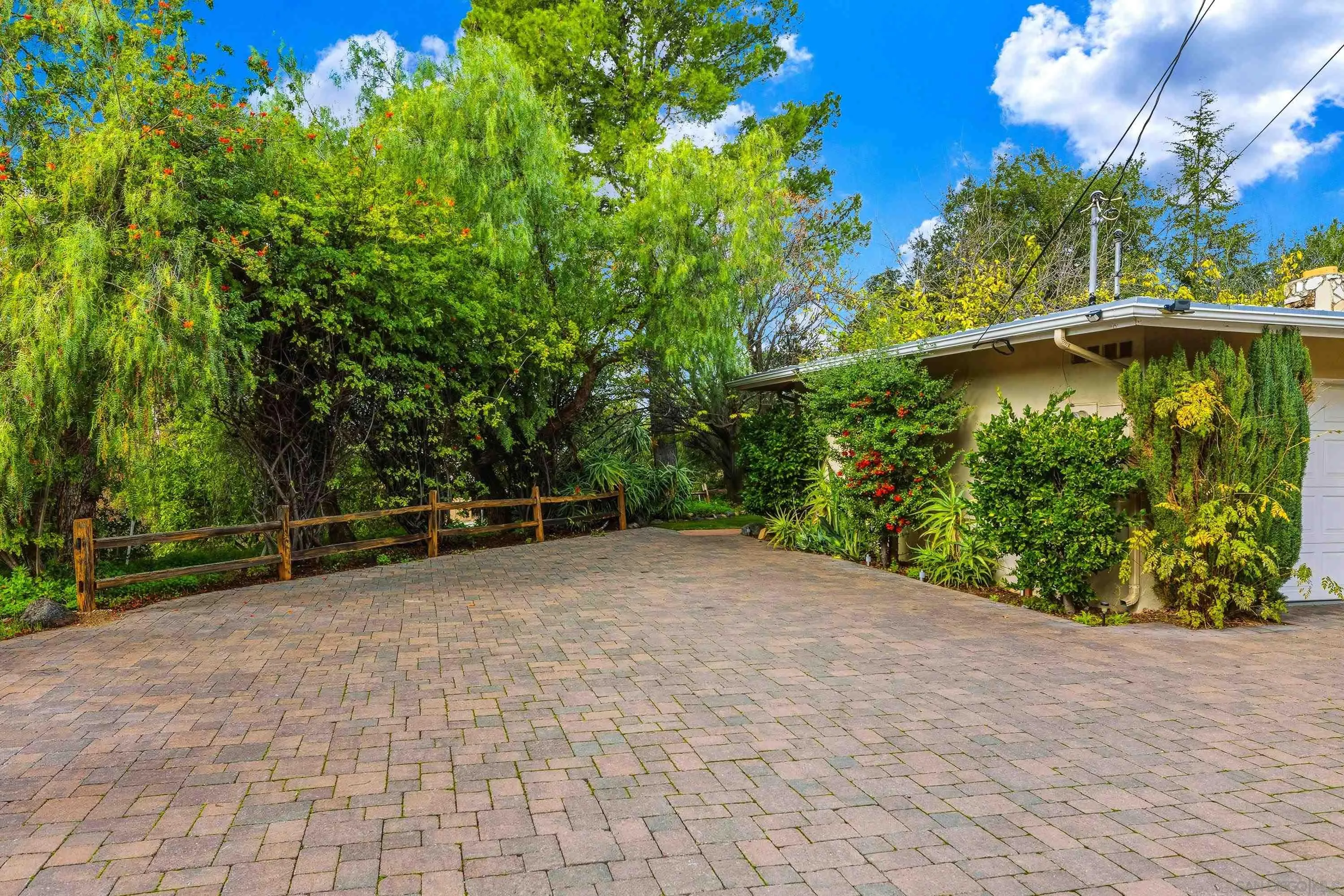 https://cdn.realtyfeed.com/cdn/127/2600719/c27a59a172a4bf888fc1c8c54e64d892.webp